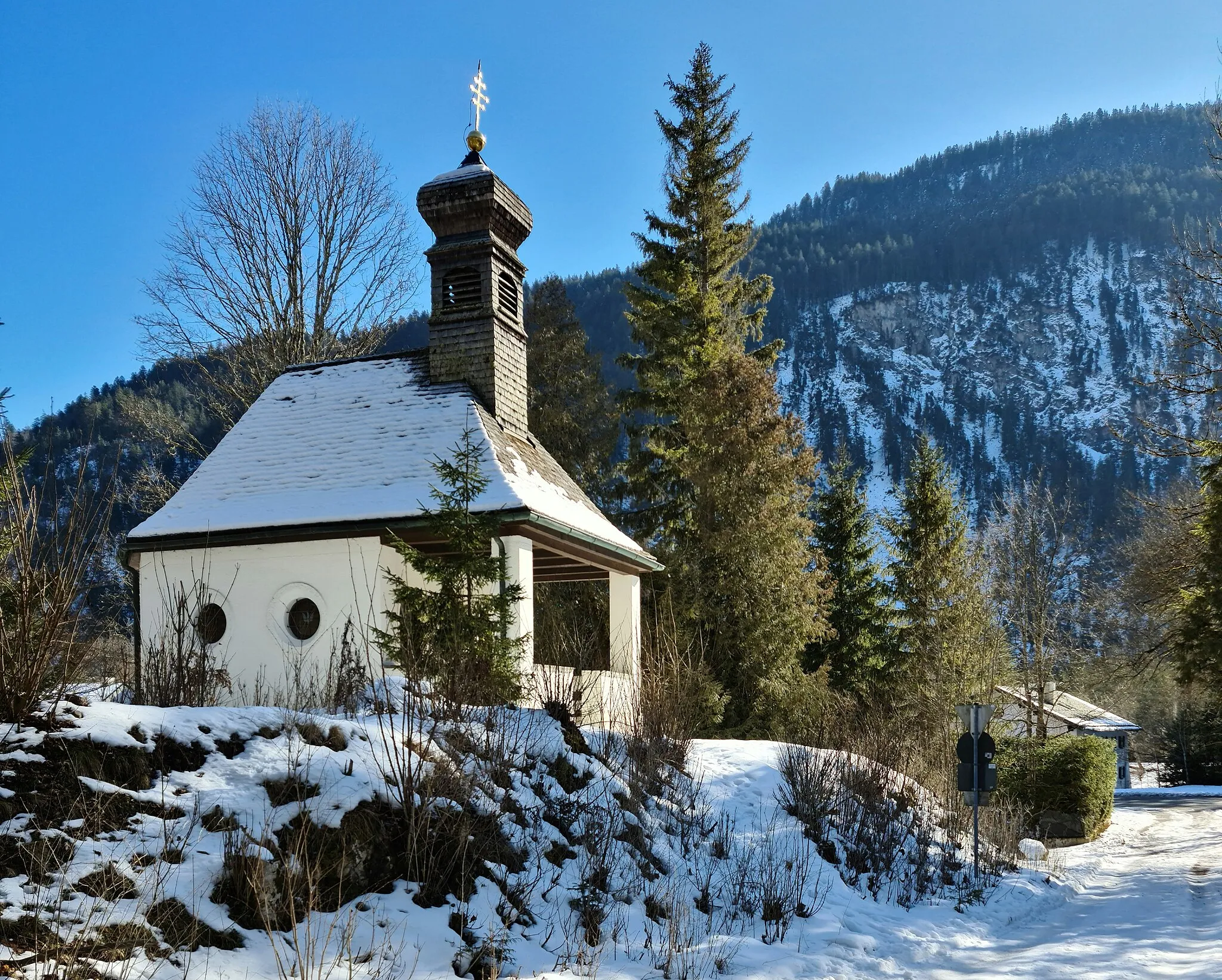 Photo showing: Mariä-Heimsuchungs-Kapelle (Griesen) mit dem südwestlichsten Wohngebäude des Ortes