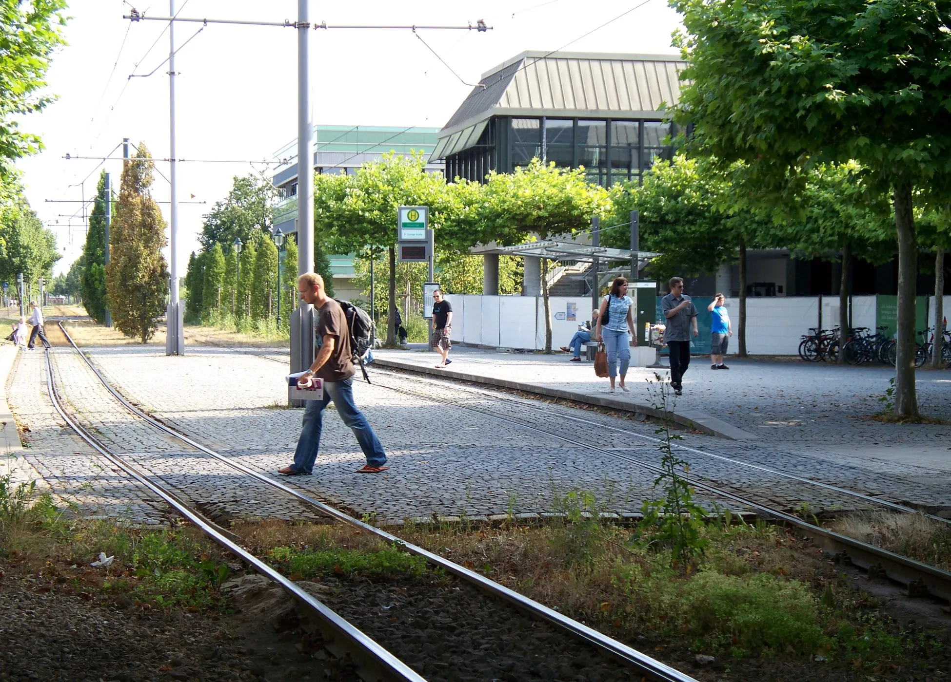 Photo showing: Tramstation an der Universität Augsburg.