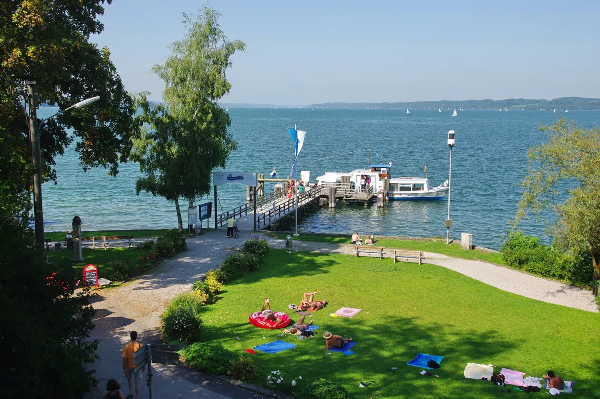 Photo showing: Dampferanlegestelle Seeshaupt im Sommer