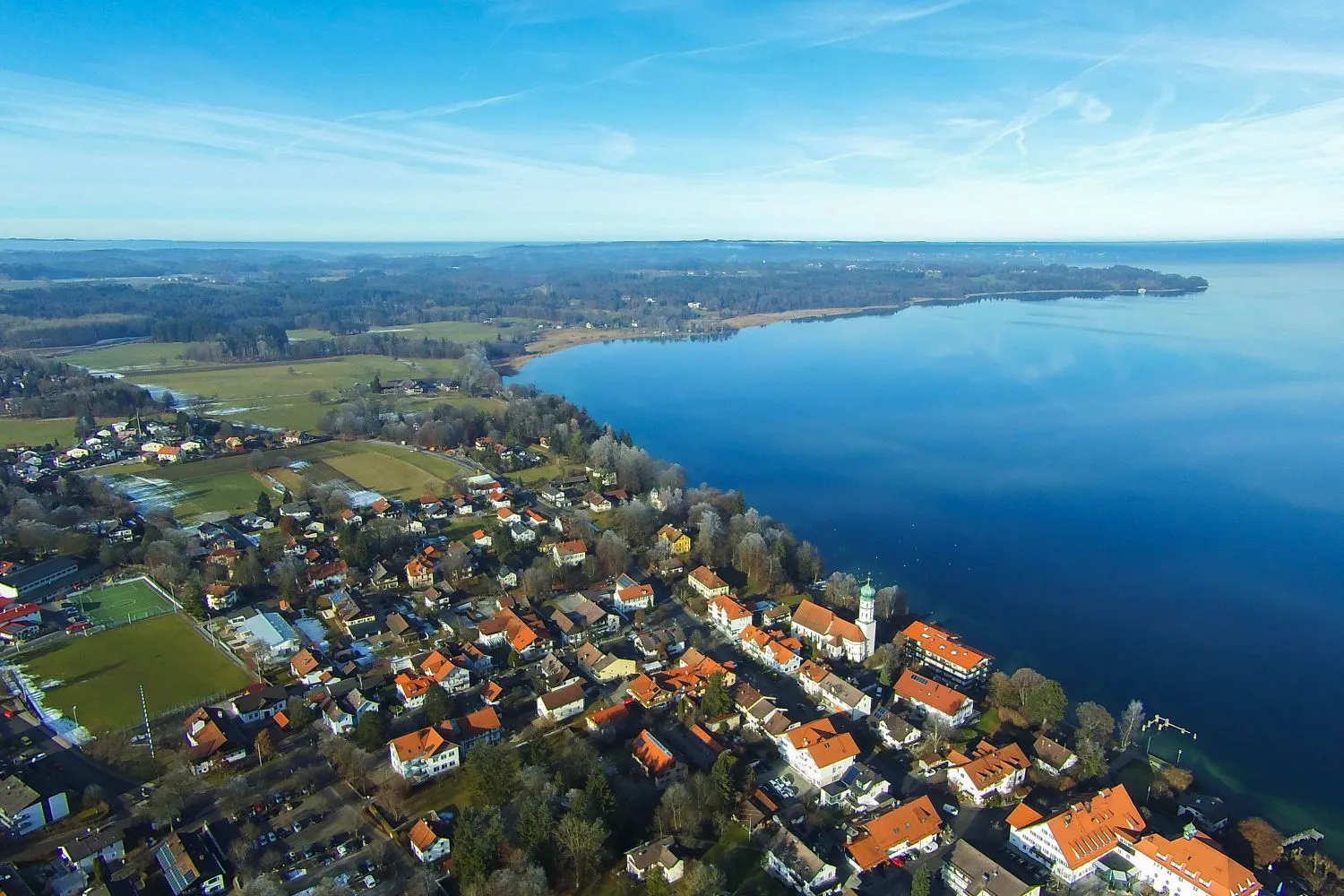 Photo showing: Dieses Luftbild von Seeshaupt am Starnbeger See wurde im Winter aufgenommen.