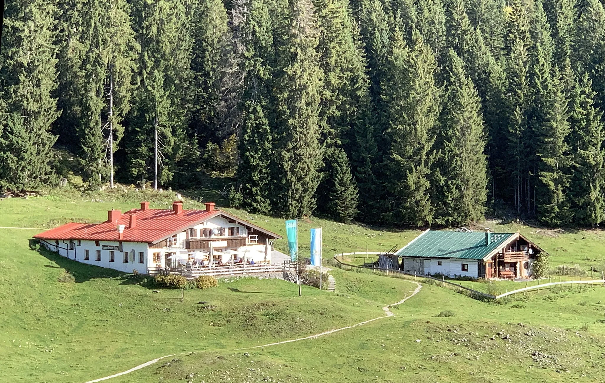 Photo showing: Traunsteiner Skihütte (links)