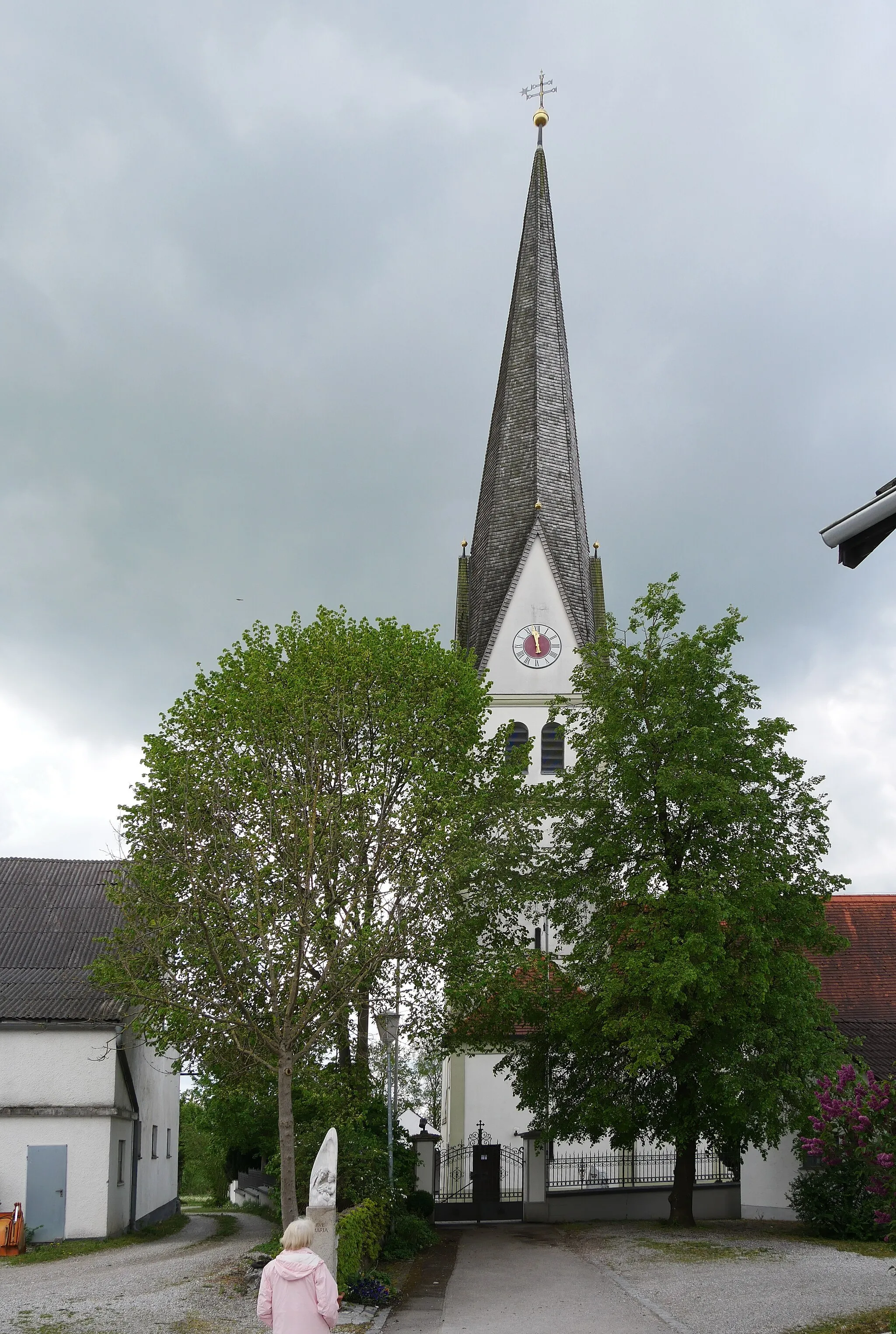 Photo showing: Gde Adelshofen (Lkr Fürstenfeldbruck), Ortsteil Luttenwang, Denkmalstraße, Katholische Filialkirche und ehemalige Wallfahrtskirche Mariä Himmelfahrt. Ansicht von NNO
