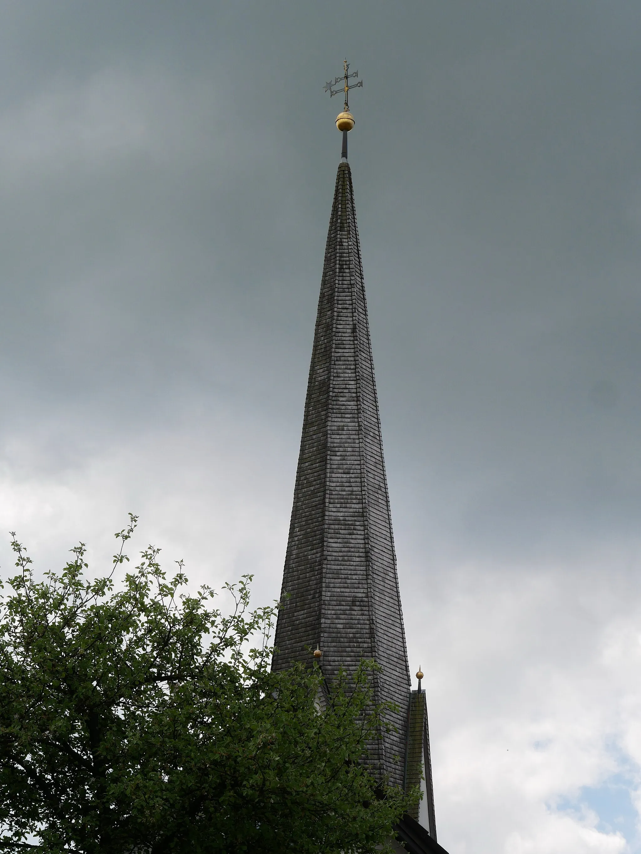 Photo showing: Gde Adelshofen (Lkr Fürstenfeldbruck), Ortsteil Luttenwang, Denkmalstraße, Katholische Filialkirche und ehemalige Wallfahrtskirche Mariä Himmelfahrt. Kirchturmspitze