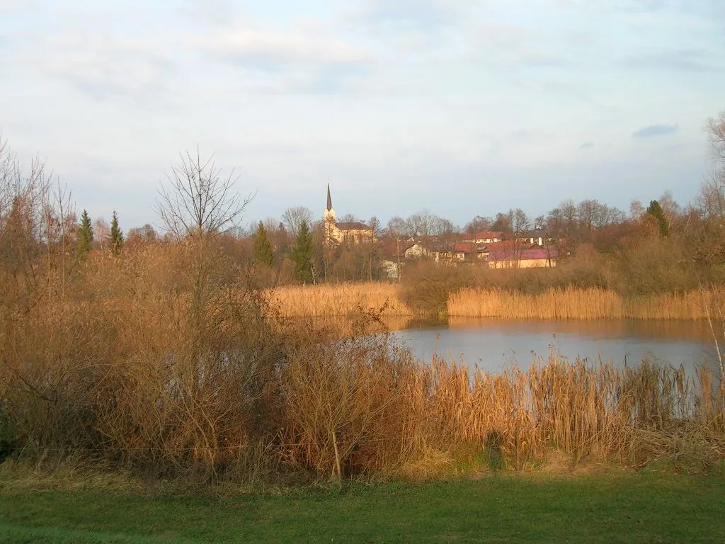 Photo showing: Chieming seen from the Pfeffersee