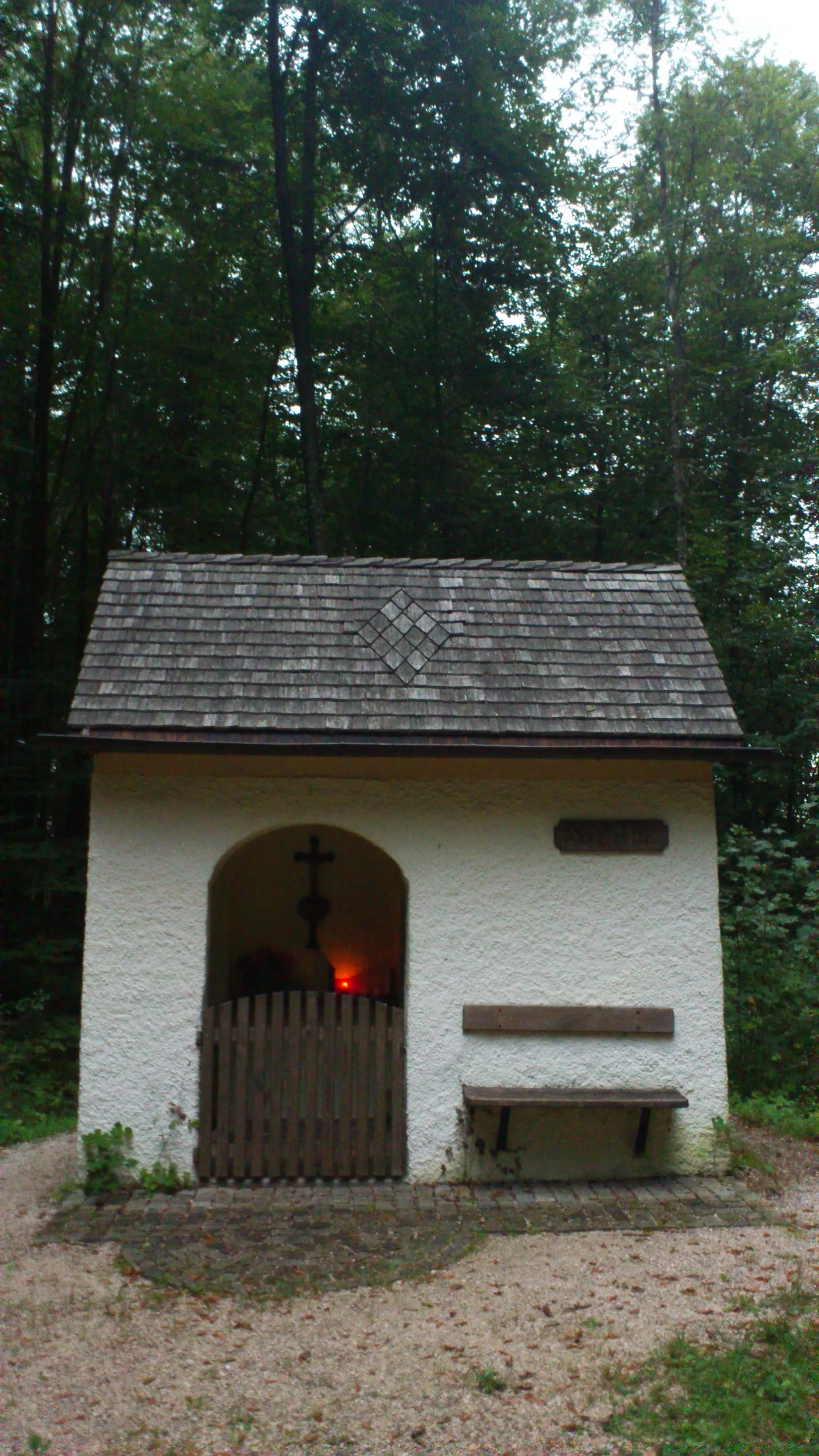 Photo showing: Sog. Hofkapelle, kleiner Rechteckbau, Vorbereich unter Arkaden, Mitte 18. Jahrhundert; mit Ausstattung; südlich im Wald.