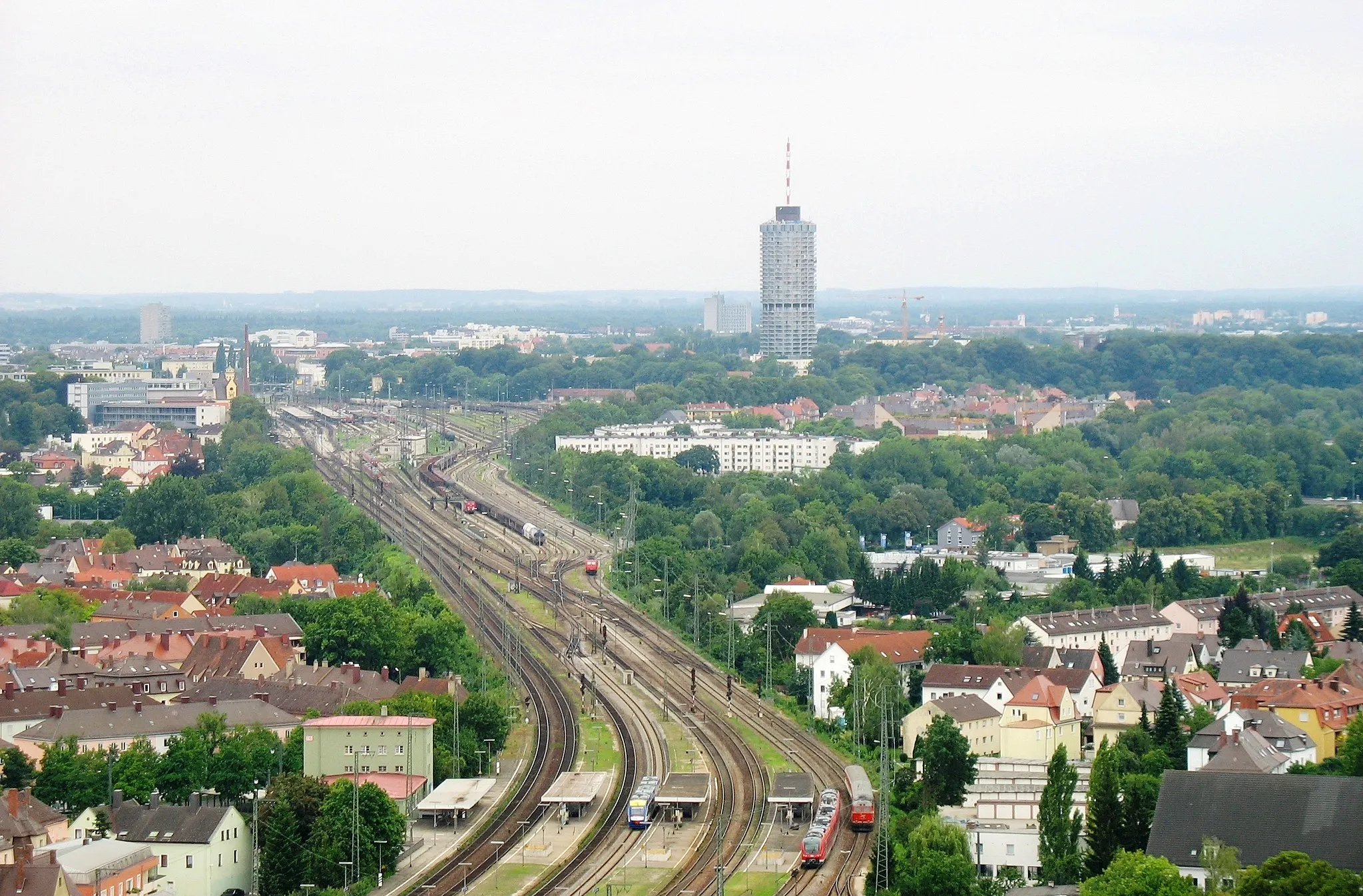 Photo showing: Augsburg, railway and main station, green trees along river Wertach. Far in background: Bavaria.