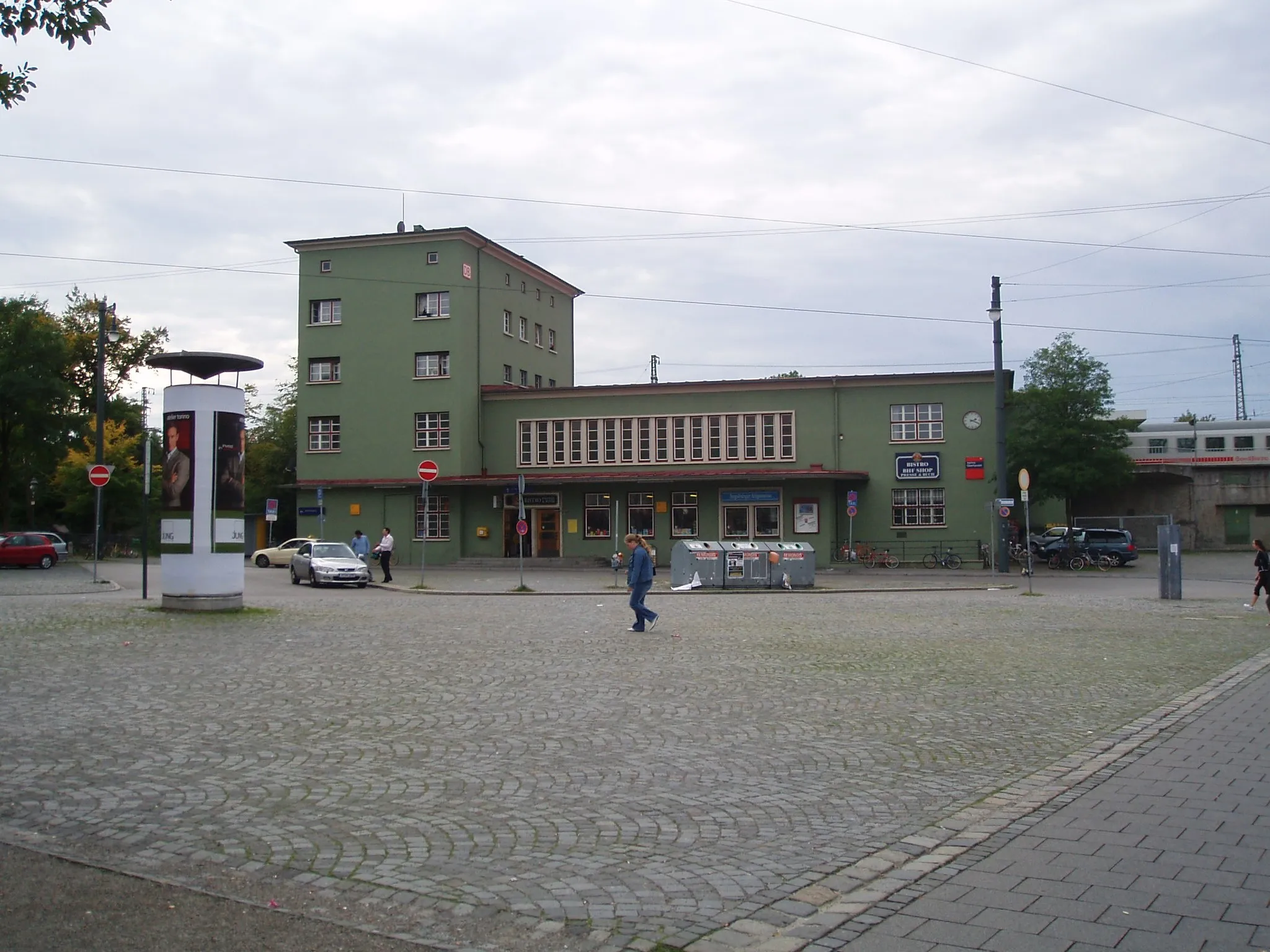 Photo showing: Bahnhof Augsburg-Oberhausen (mit Plakatsäule und Platz ...)