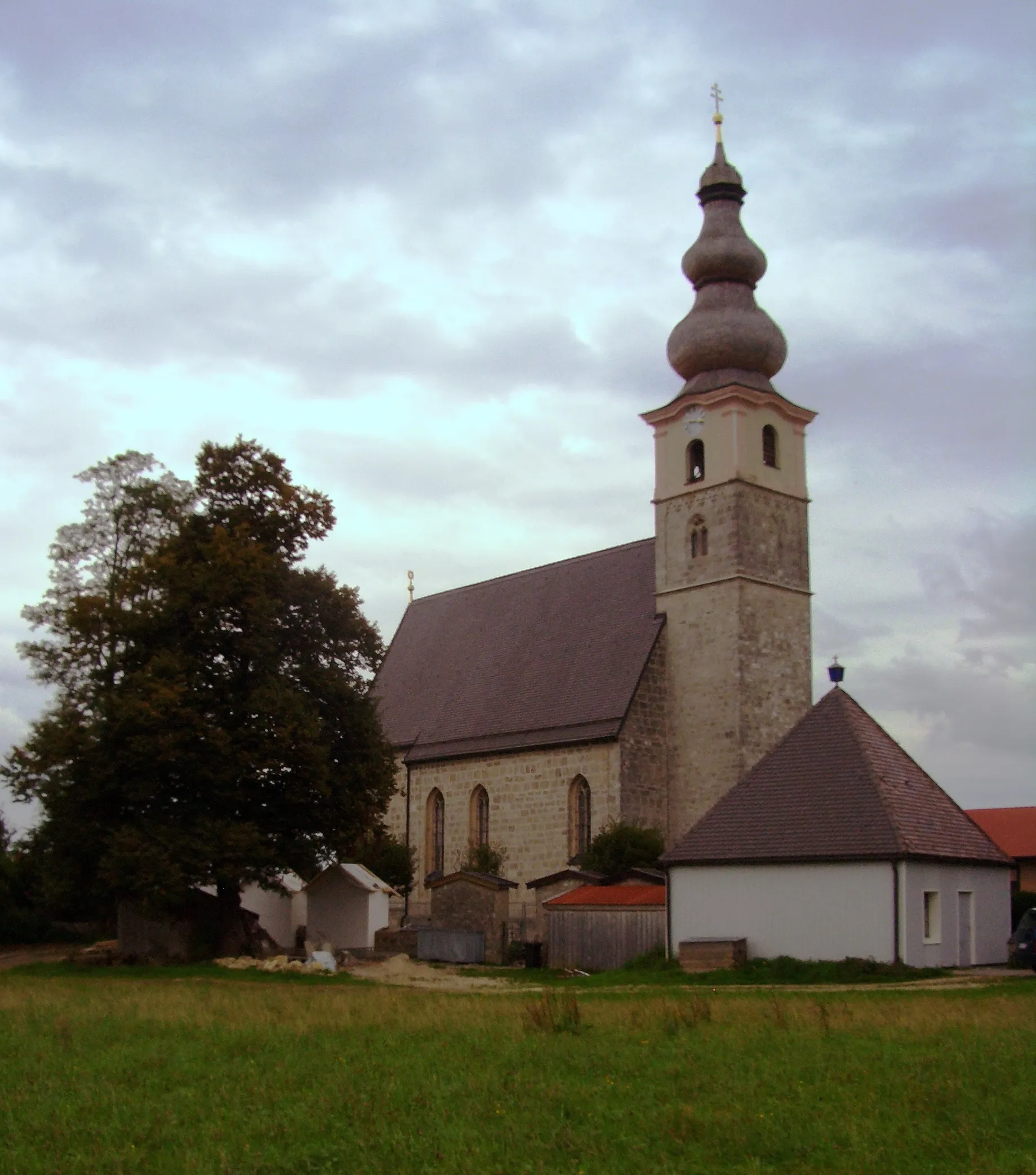 Photo showing: Dorfkirche St. Martin im Ortsteil Pietling von Fridolfing