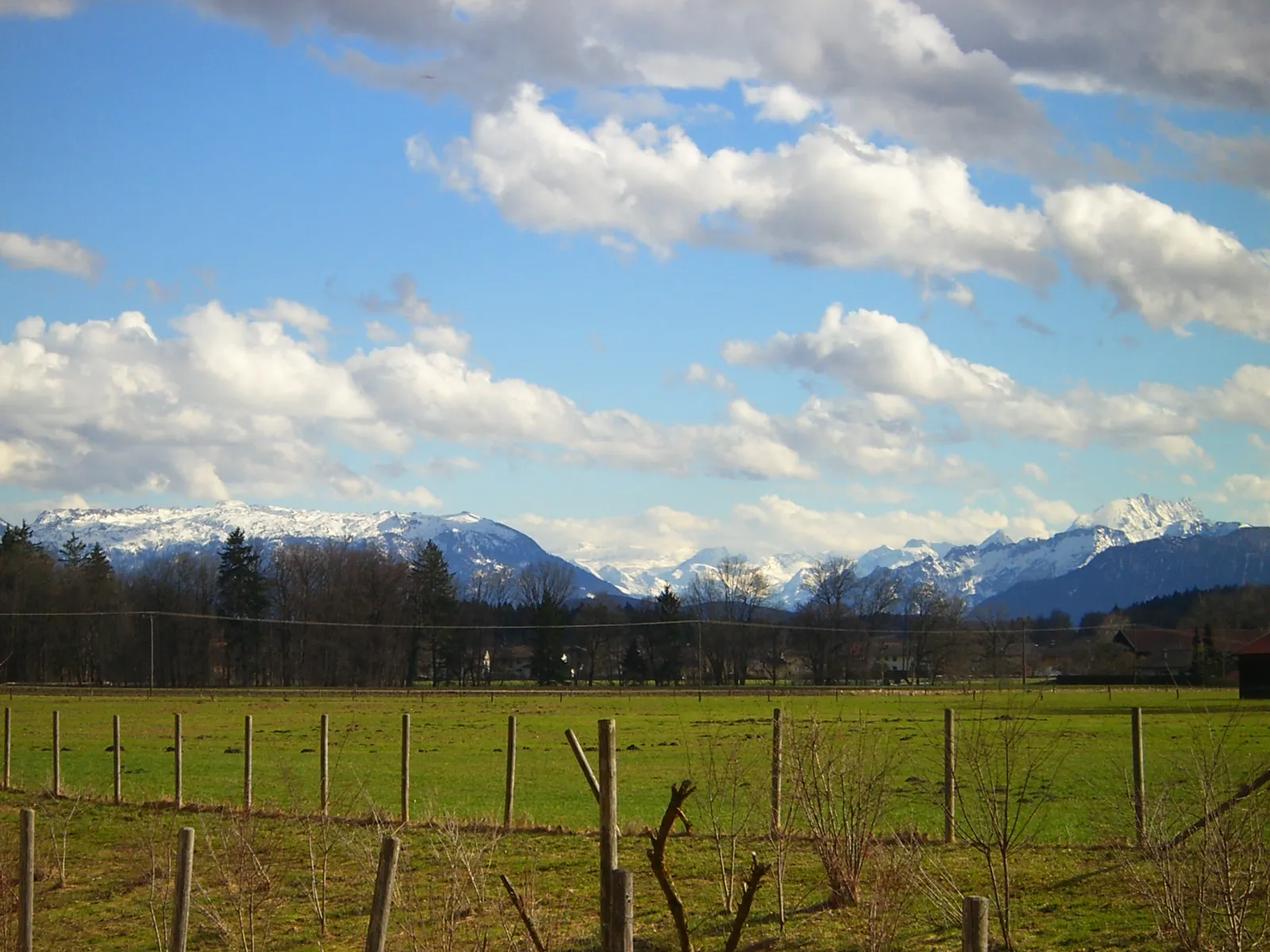 Photo showing: Blick auf Kirchanschöring und die Alpen im Sommer