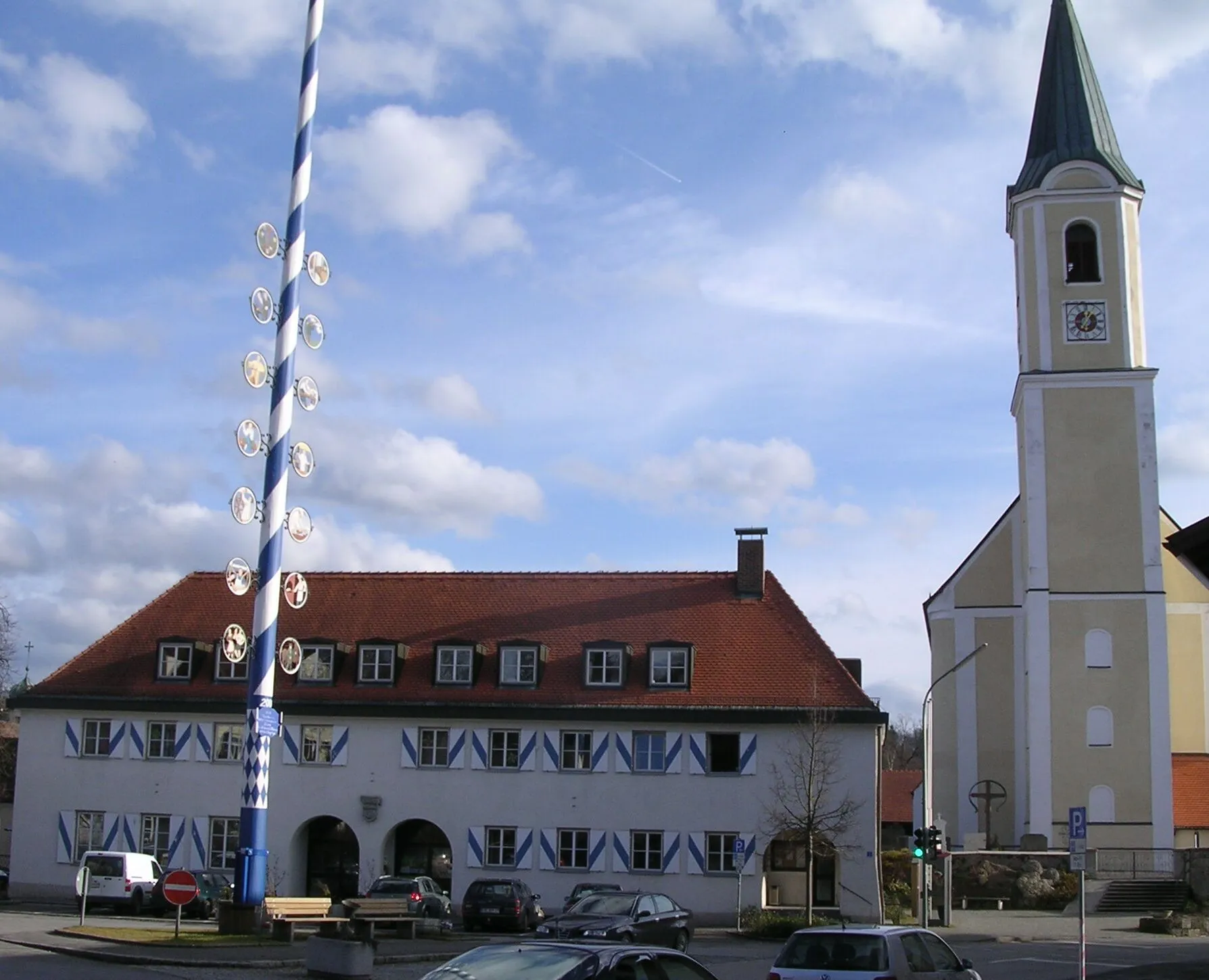 Photo showing: Village Glonn in Upper Bavaria/Germany, view of market square with maypole, town hall and St. Johannes Baptist's church.