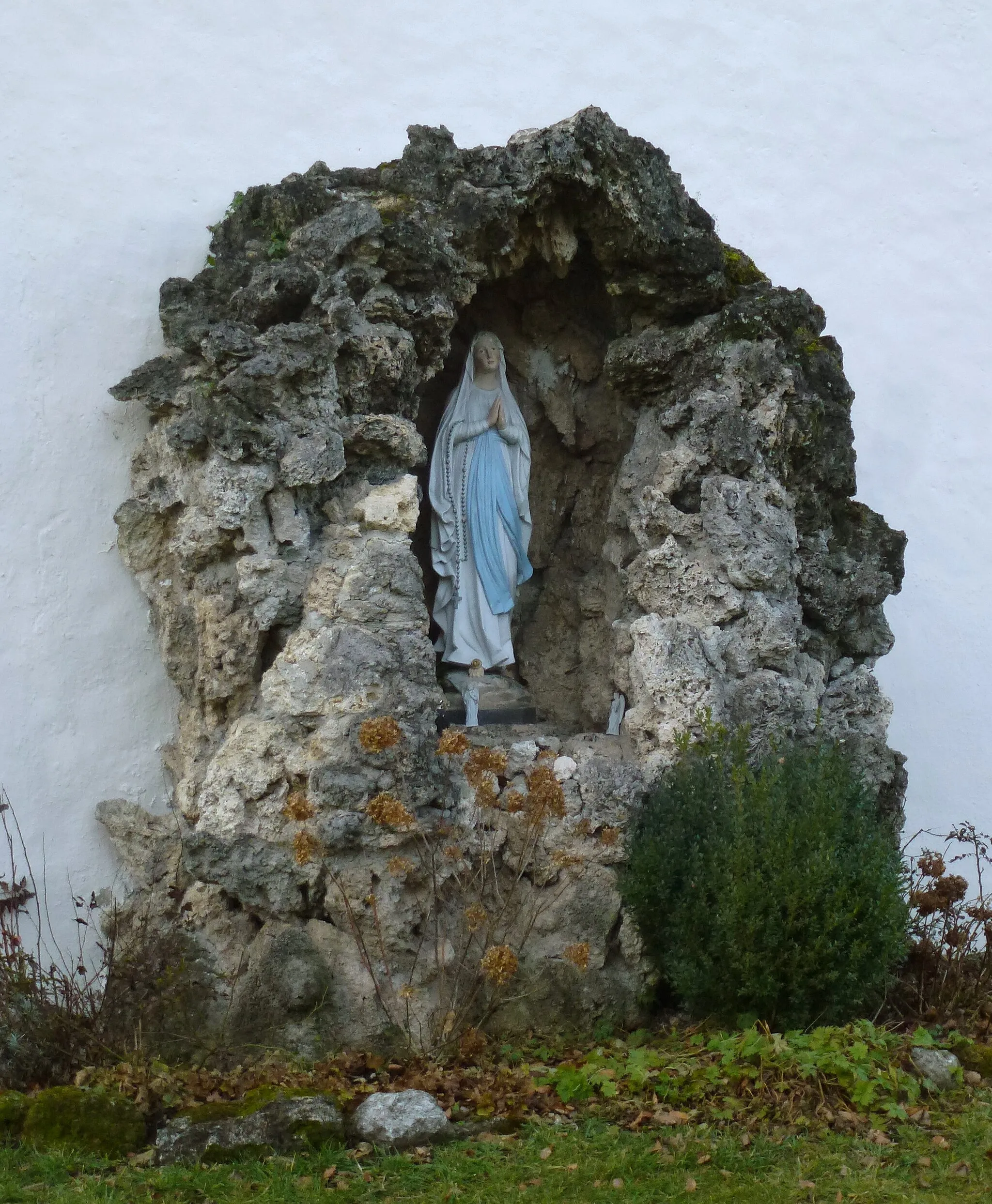 Photo showing: Kerschlach bei Pähl, Hofkapelle St. Ulrich. Mariengrotte