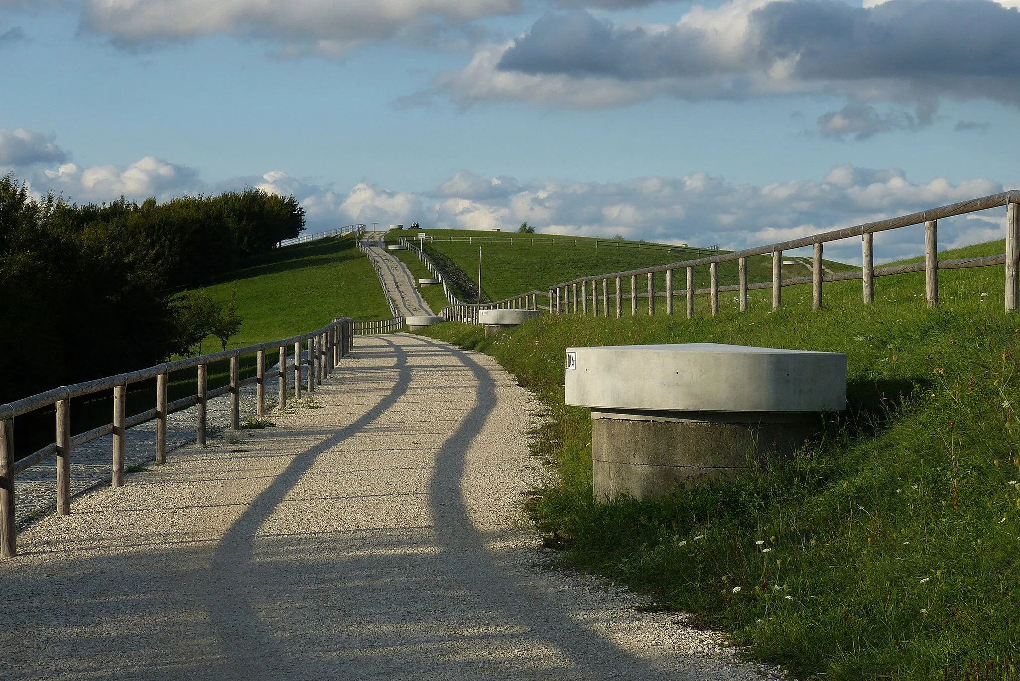 Photo showing: Augsburger Müllberg: Weg zum Gipfel und Gasbrunnen