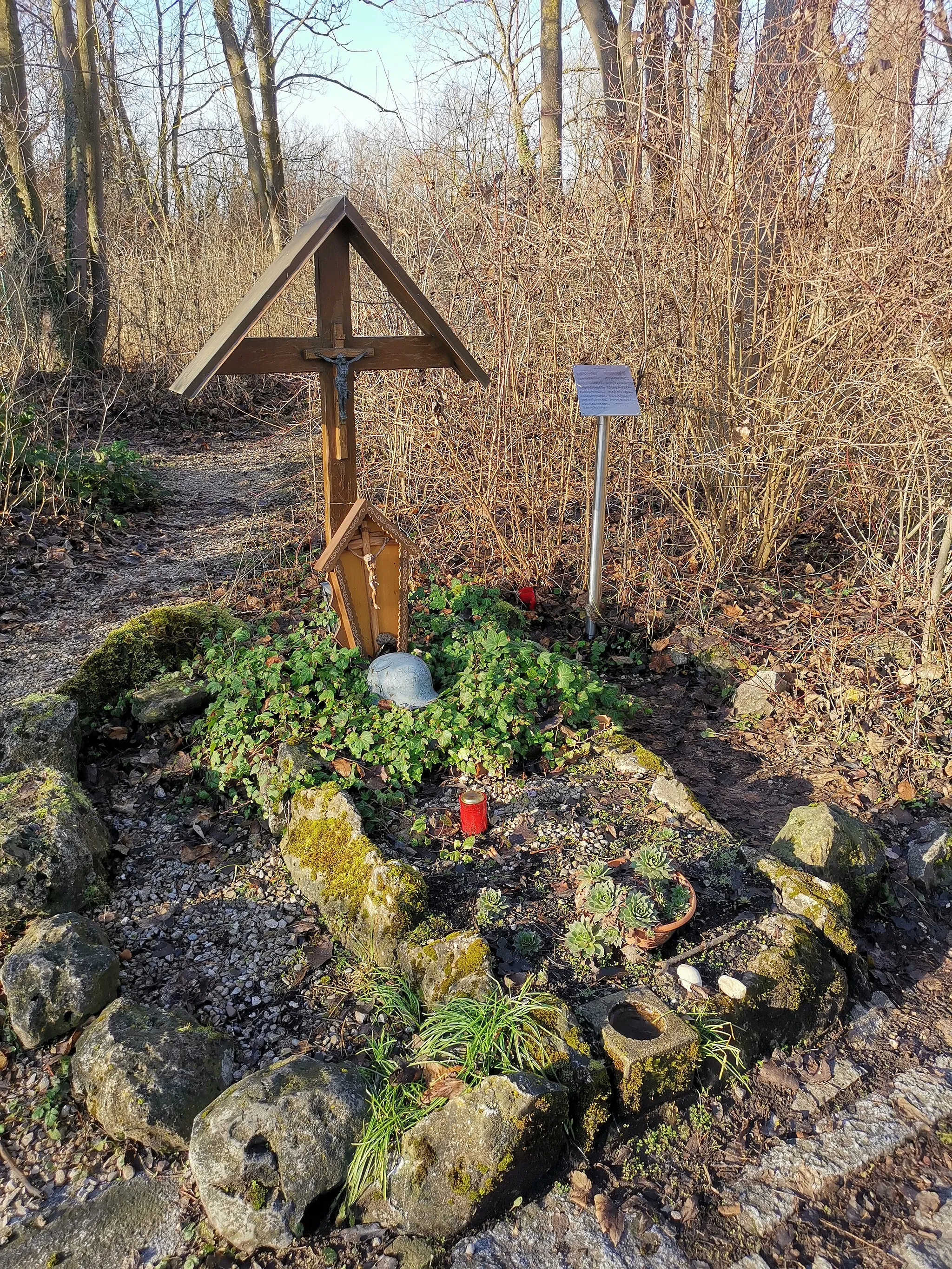 Photo showing: Das Heldengrab bei Gersthofen am Europaweiher