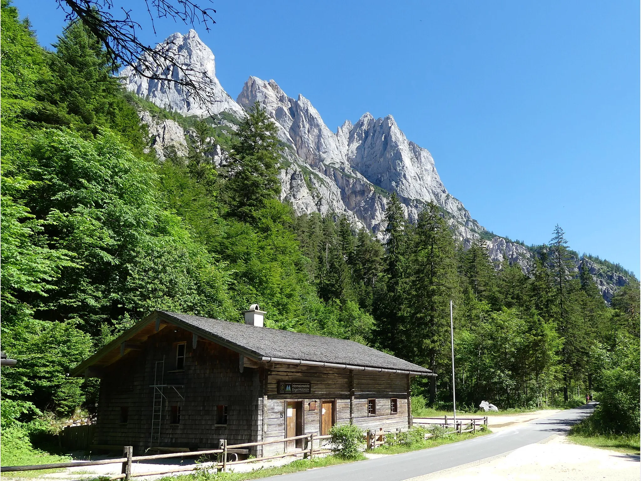Photo showing: Engert-Holzstube, Bushaltestelle Almbus und Info-Stand Nationalpark