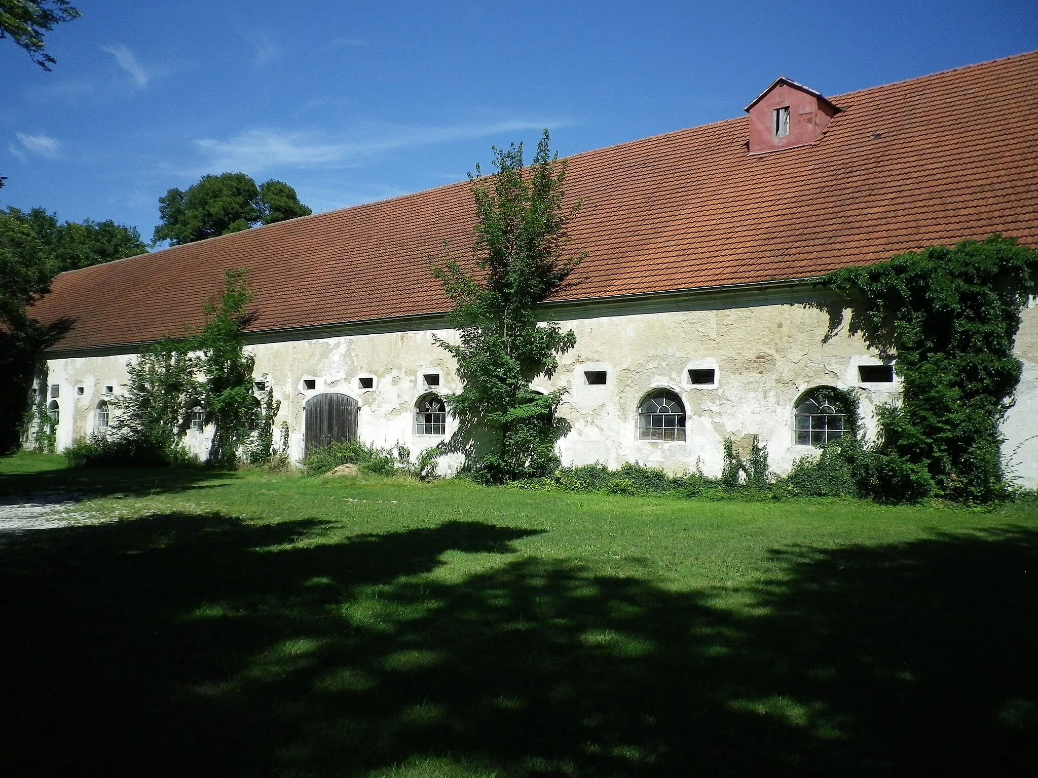 Photo showing: Nebengebäude vom Wasserschloss Sandizell