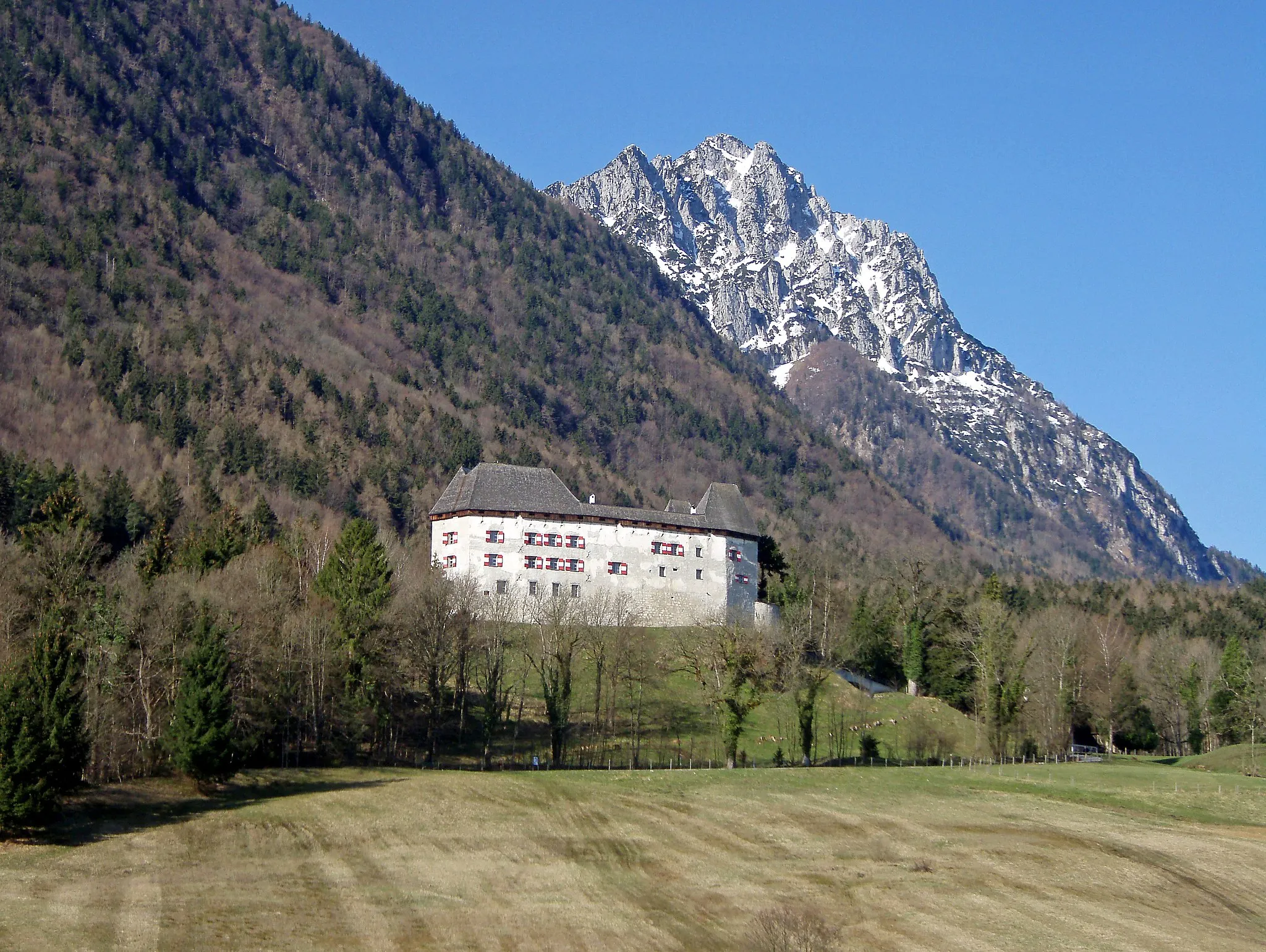 Photo showing: Castle Staufeneck in Piding, Berchtesgadener Land, Bavaria, Germany.