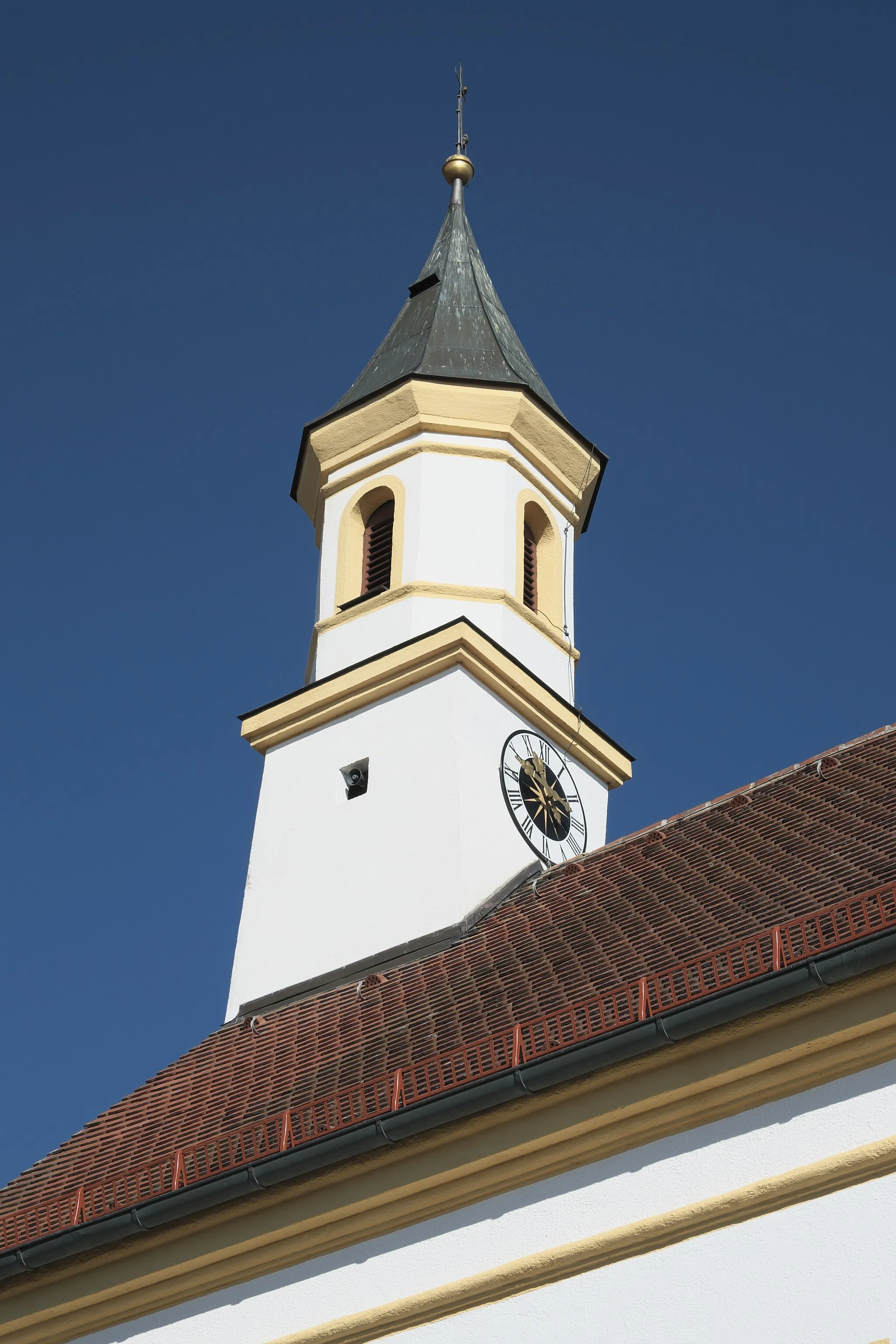 Photo showing: Katholische Filialkirche St. Pankratius in Ramsach (Penzing) im Landkreis Landsberg am Lech (Bayern/Deutschland), Glockenturm
