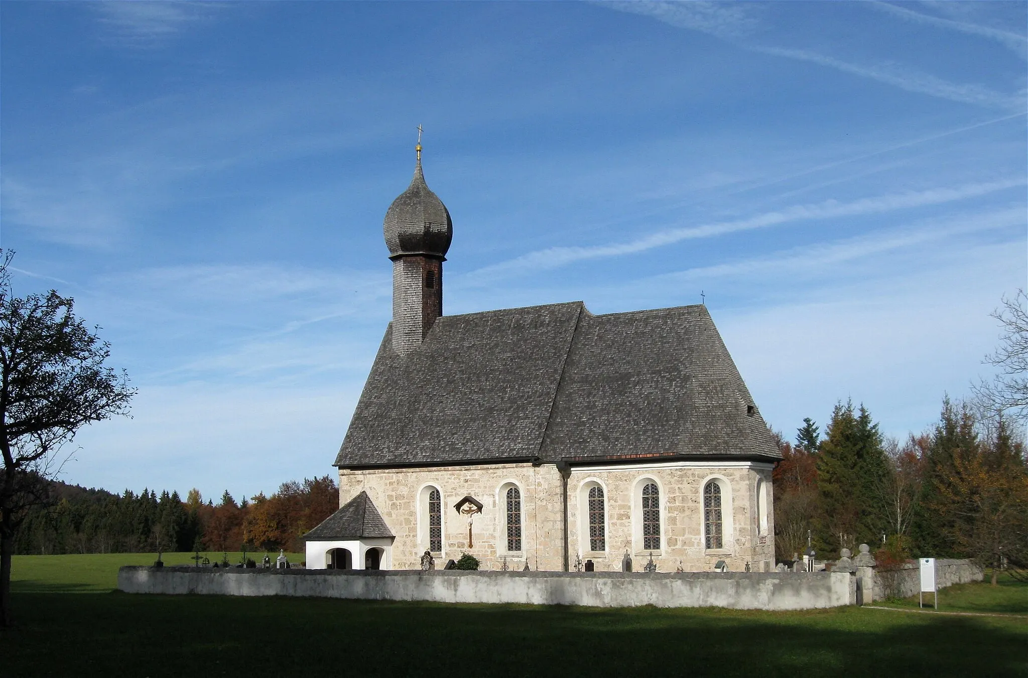 Photo showing: Gotzing, Weyarn; Katholische Filialkirche St. Jakobus d. Ä., unverputzter spätgotischer Tuffsteinbau, schindelgedeckter Saalbau mit leicht eingezogenem Chor und Dachreiter mit Zwiebelhaube, 1667 und 1761 verändert, mit Ausstattung, Friedhofsmauer, Tuffstein, 17./18. Jahrhundert, Grabkreuze, schmiedeeisern, 19./20 Jahrhundert, im Friedhof. D-1-82-137-36