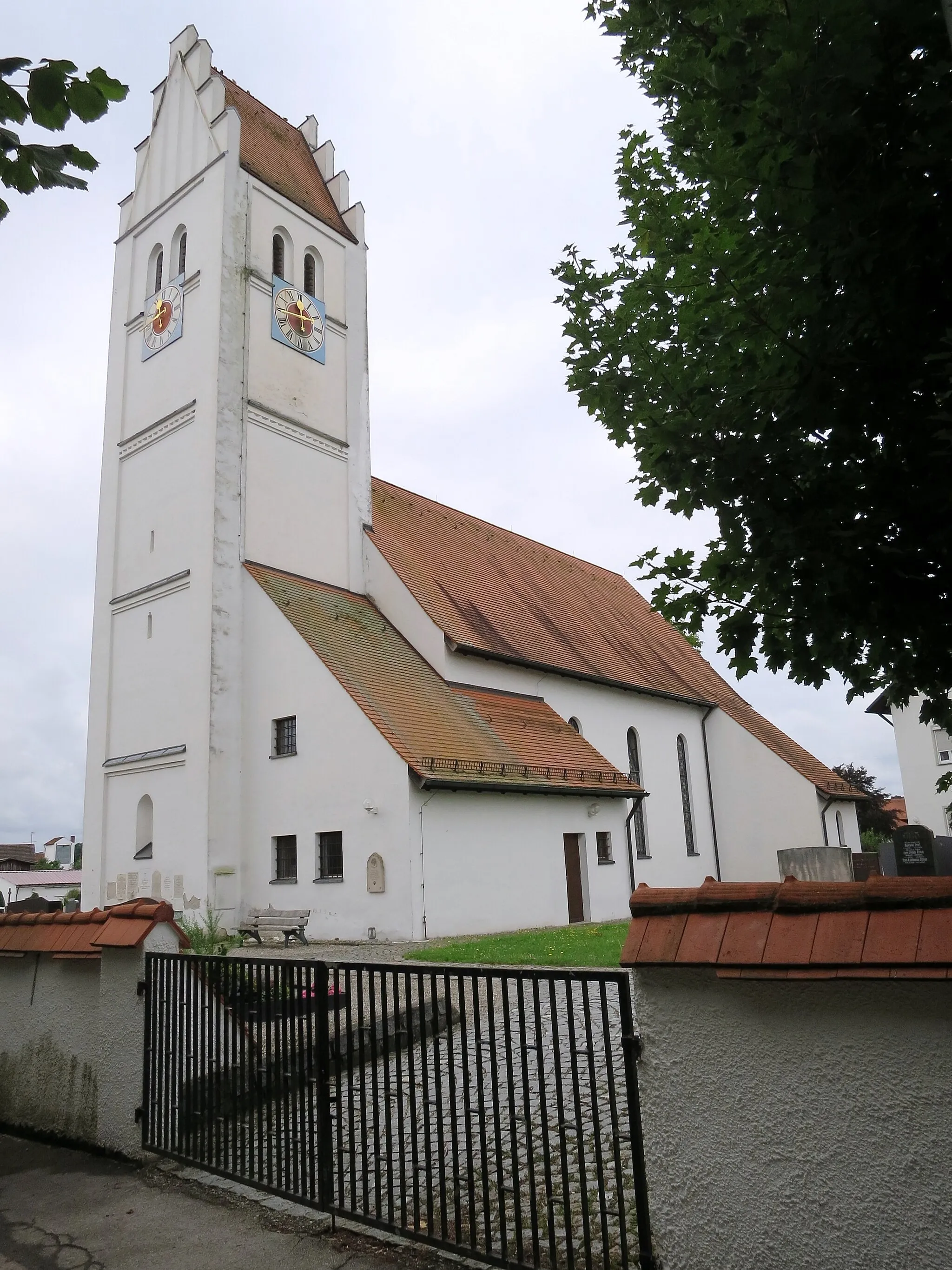 Photo showing: Verputzter Satteldachbau mit Chorturm mit getrepptem Giebel