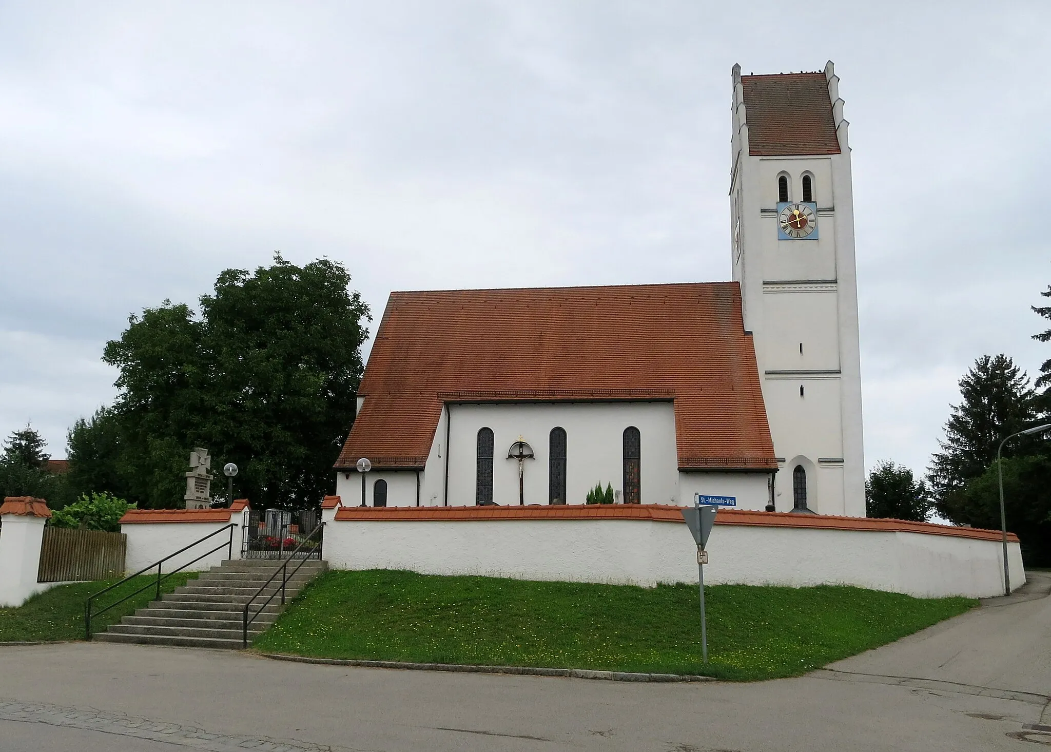 Photo showing: Verputzter Satteldachbau mit Chorturm mit getrepptem Giebel