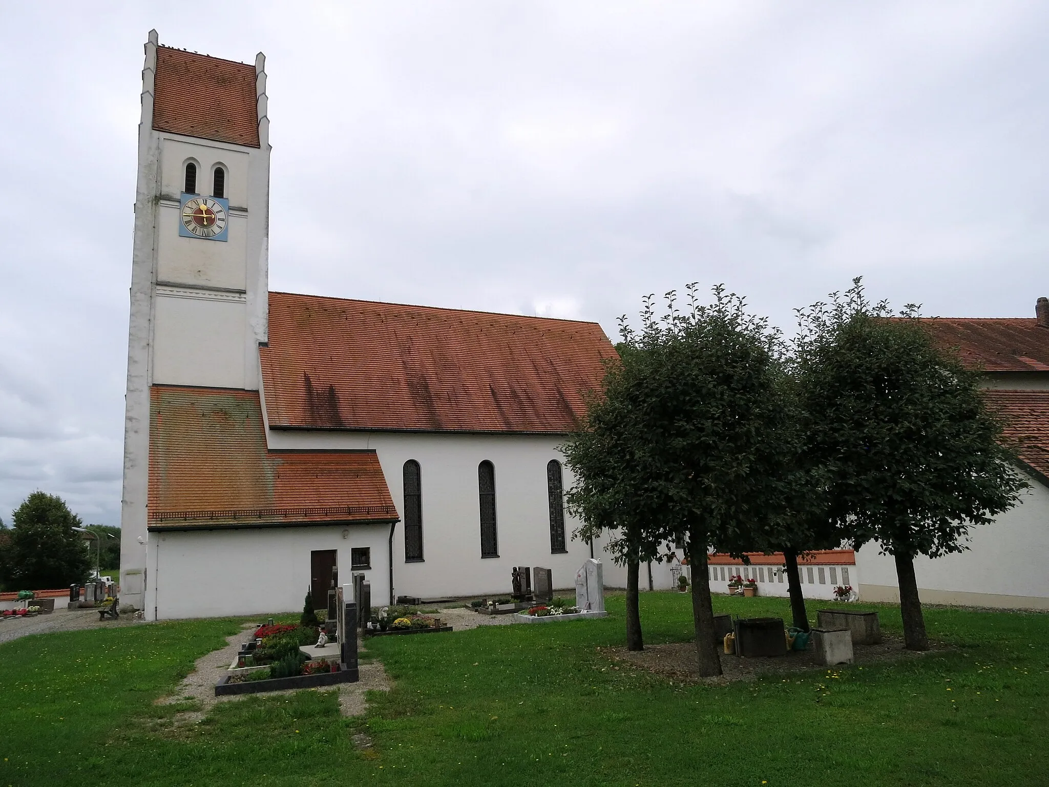 Photo showing: Verputzter Satteldachbau mit Chorturm mit getrepptem Giebel