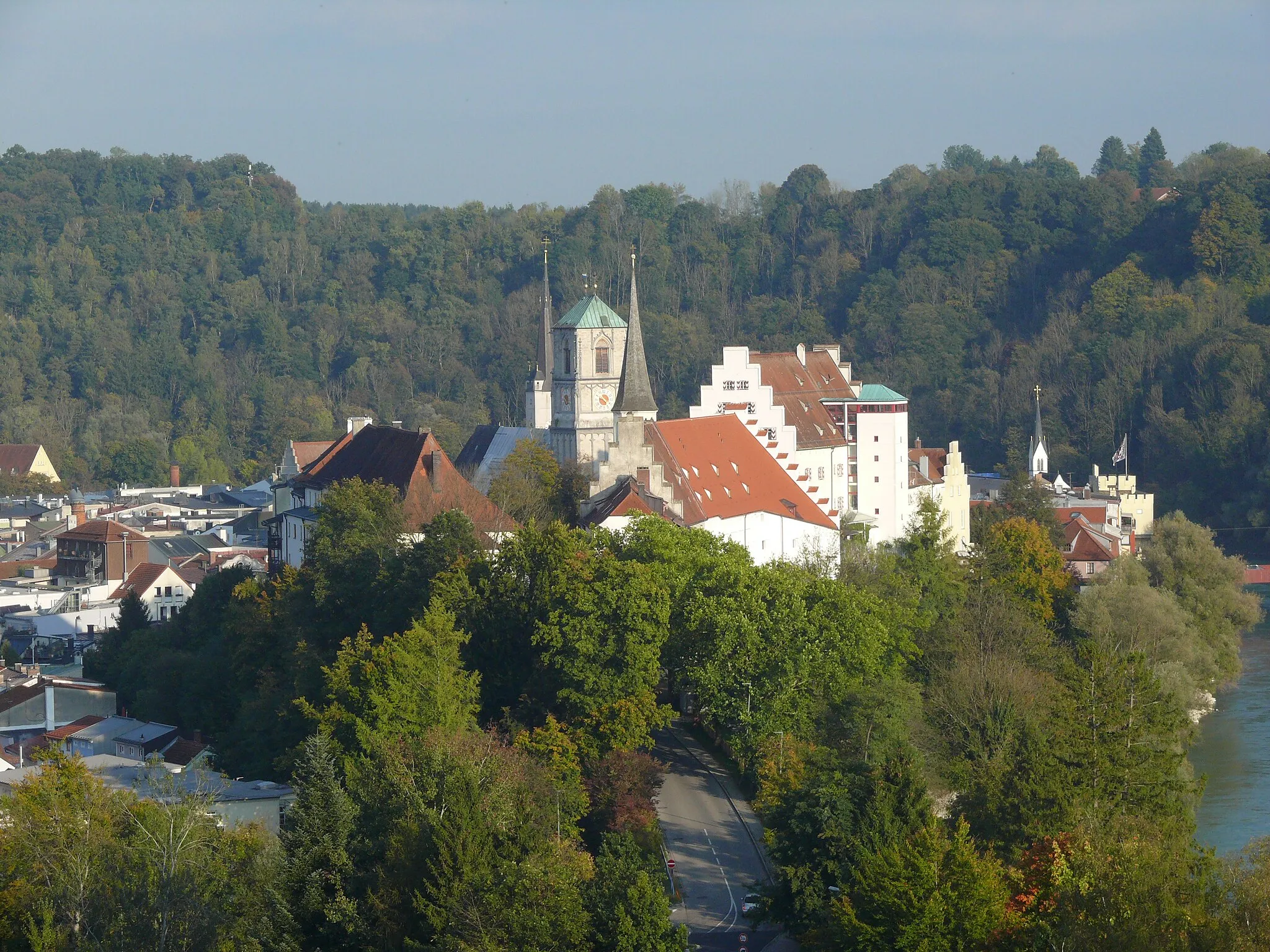 Photo showing: Wasserburg am Inn: Blick von der „Schanze“, einer früheren Befestigung am westlichen Zugang zur halbinselartig in die Innschleife ragenden Altstadt. Im Zentrum dieses Bildausschnitts liegt die Burg auf einem kleinen Berg. Die „klassische“ Wasserburg-Ansicht zeigt die Stadt – mindestens seit Michael Wening um 1700 – aus Richtung Süden/Südosten. Doch dieser Aussichtspunkt im Westen bietet eine interessante alternative Ansicht.