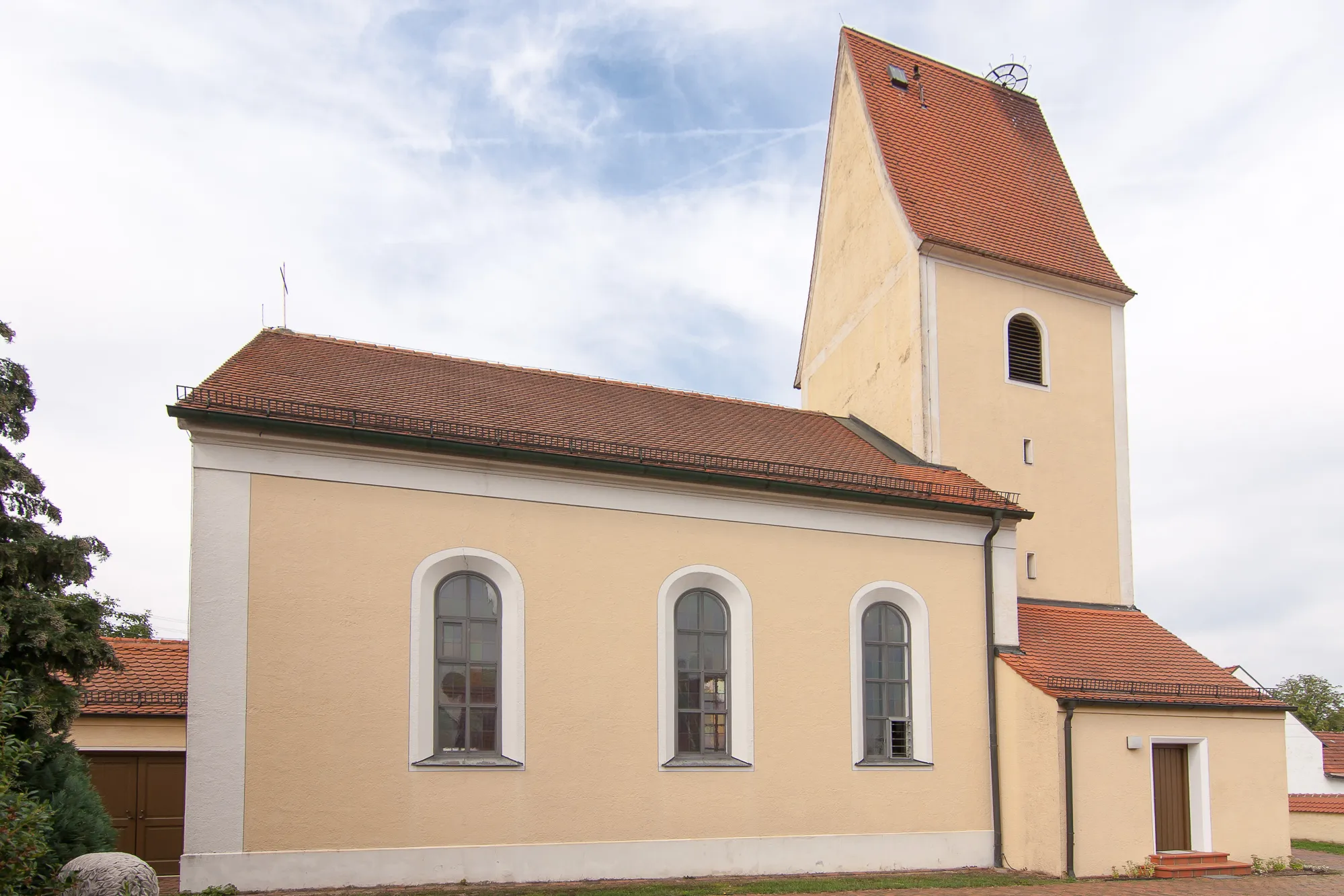 Photo showing: Kath. Filialkirche St. Helena, Chorturm im Kern spätgotisch, Langhaus Mitte 19. Jh.; mit Ausstattung.