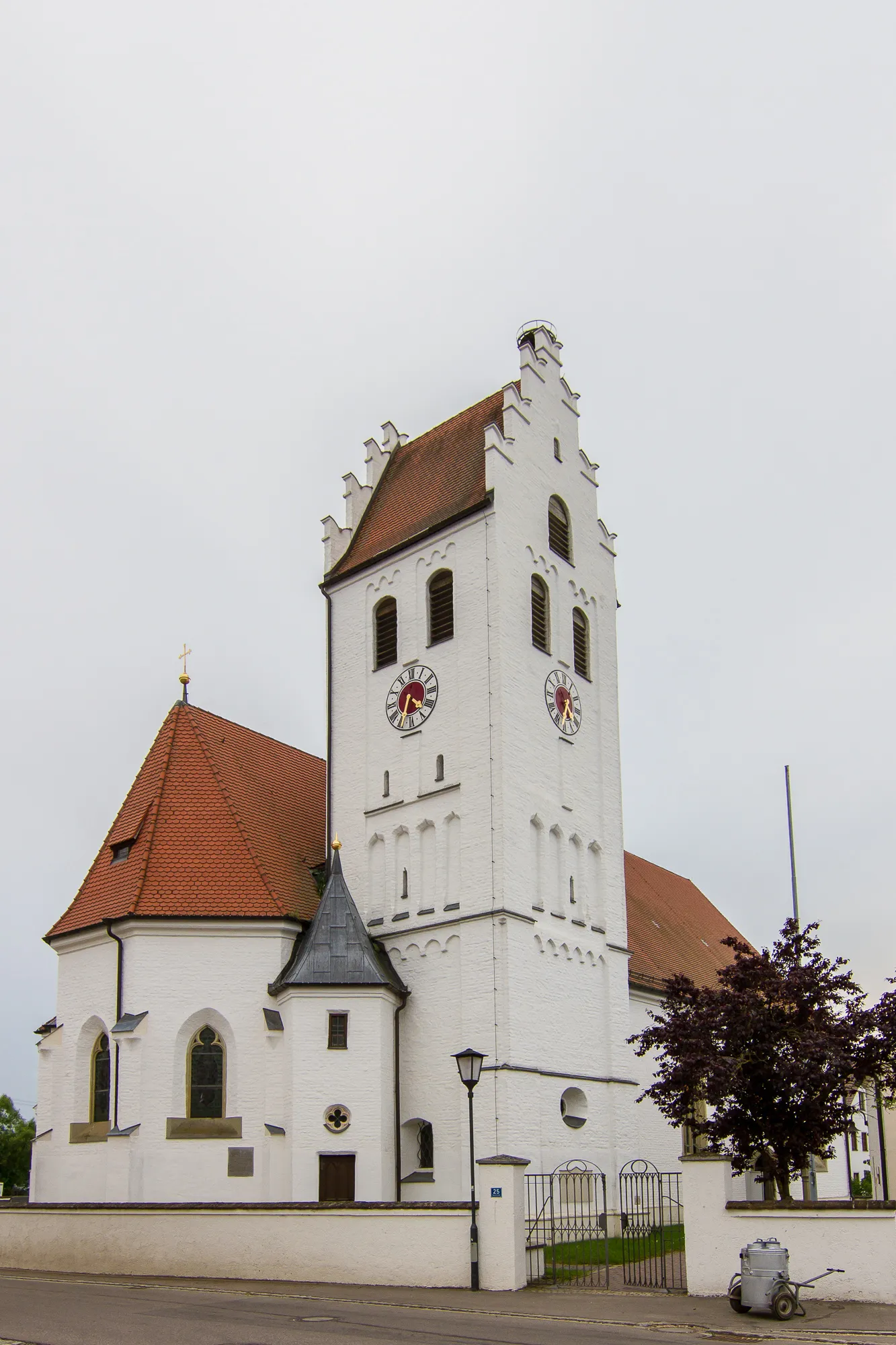 Photo showing: Katholische Pfarrkirche Hl. Kreuz; 15. Jahrhundert, 1910 von Heinrich Hauberrisser vergrößert; mit Ausstattung.