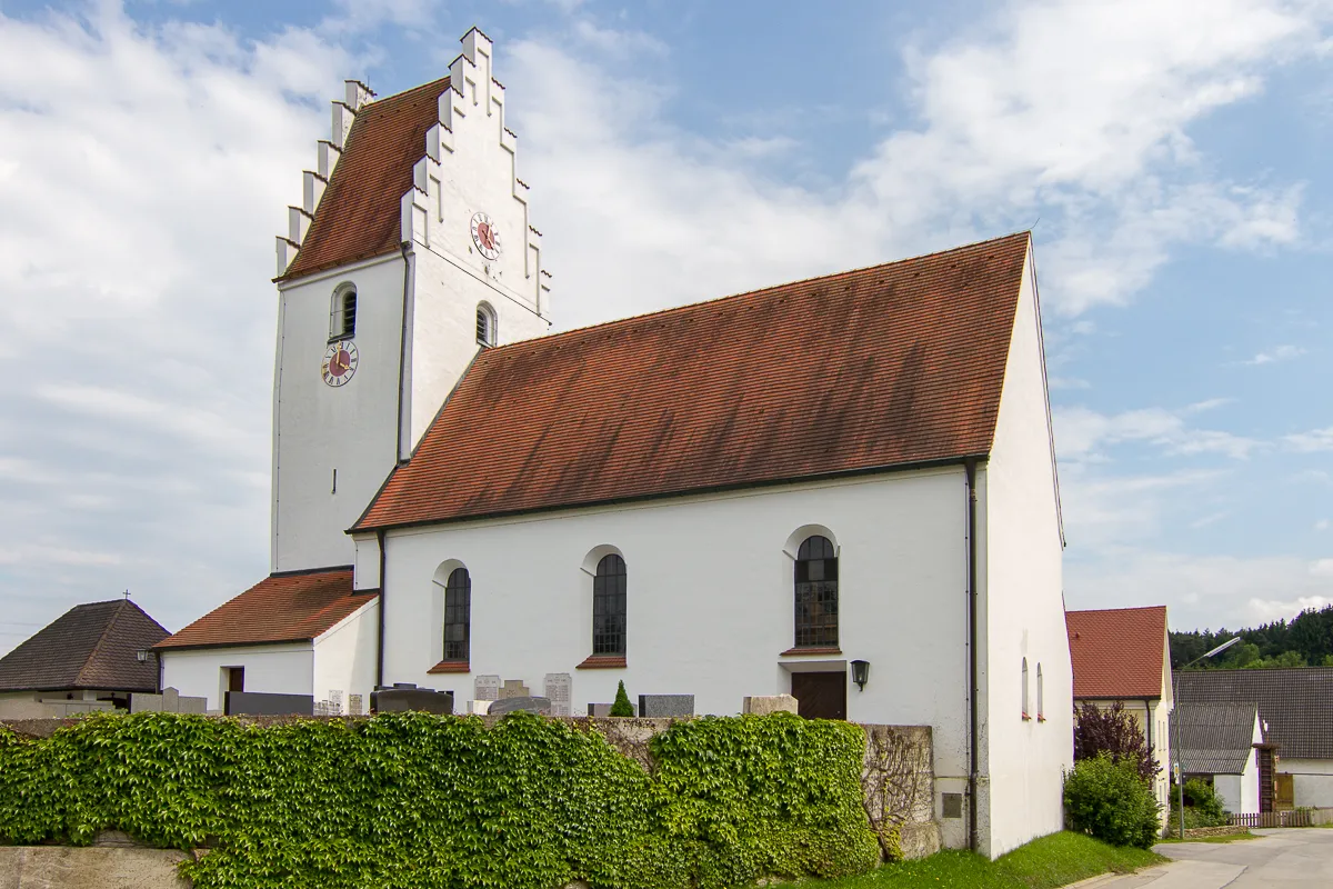 Photo showing: Kath. Pfarrkirche St. Germanus; Langhaus um 1200, Chor 15. Jahrhundert, 1930 umgebaut; mit Ausstattung.