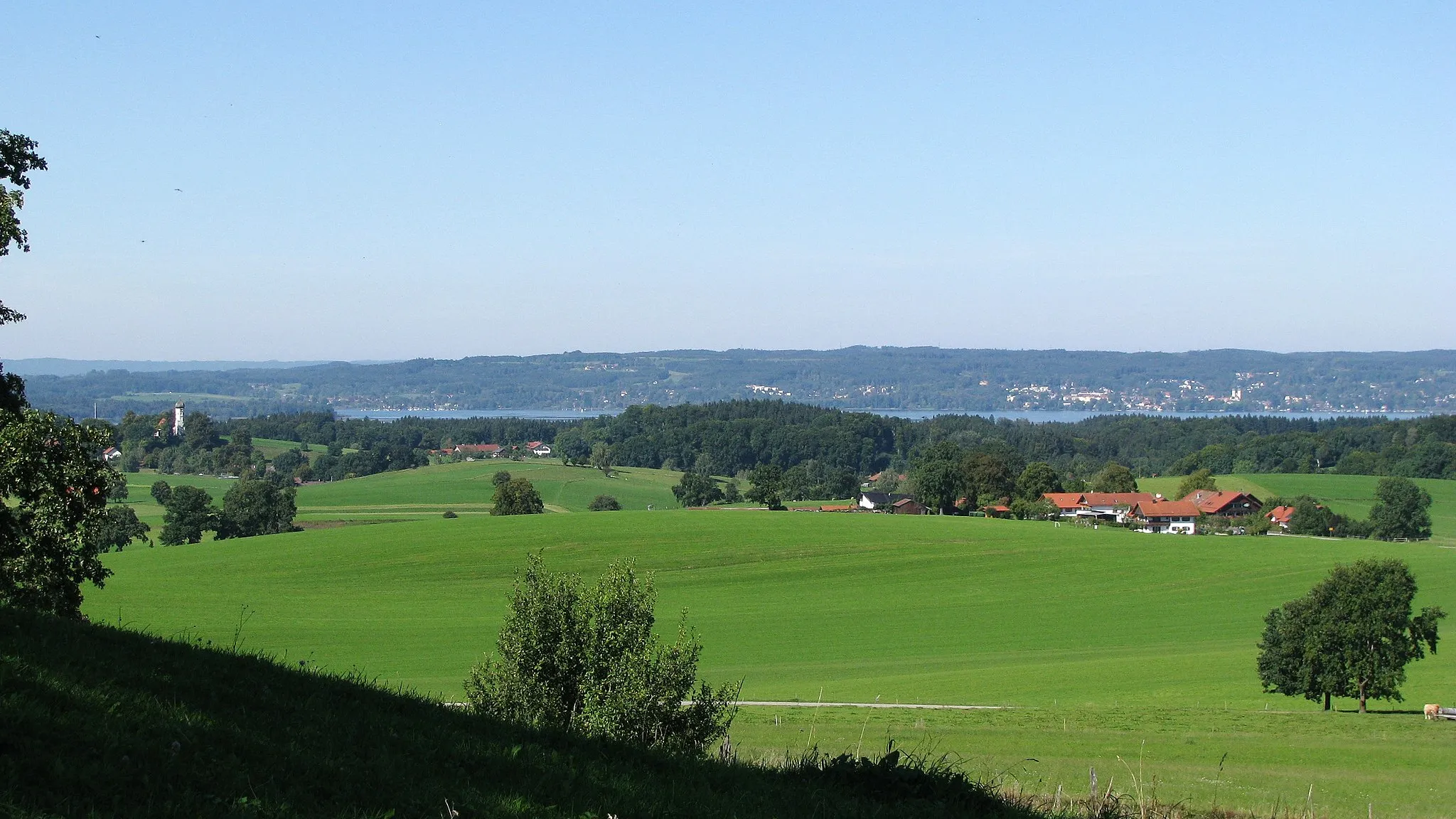 Photo showing: Blick vom Fürstegernberg bei Degerndorf Richtung Starnberger See; diesseits des Sees: Holzhausen (links) und Attenkam (rechts), jenseits: Tutzing (rechts).