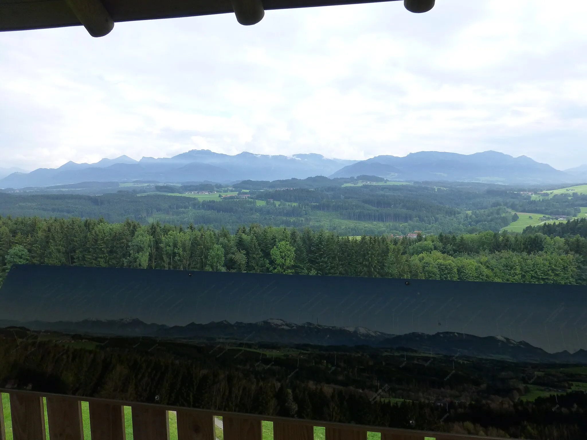 Photo showing: Aussichtsturm Ratzinger Höhe; Blick in die Chiemgauer Alpen