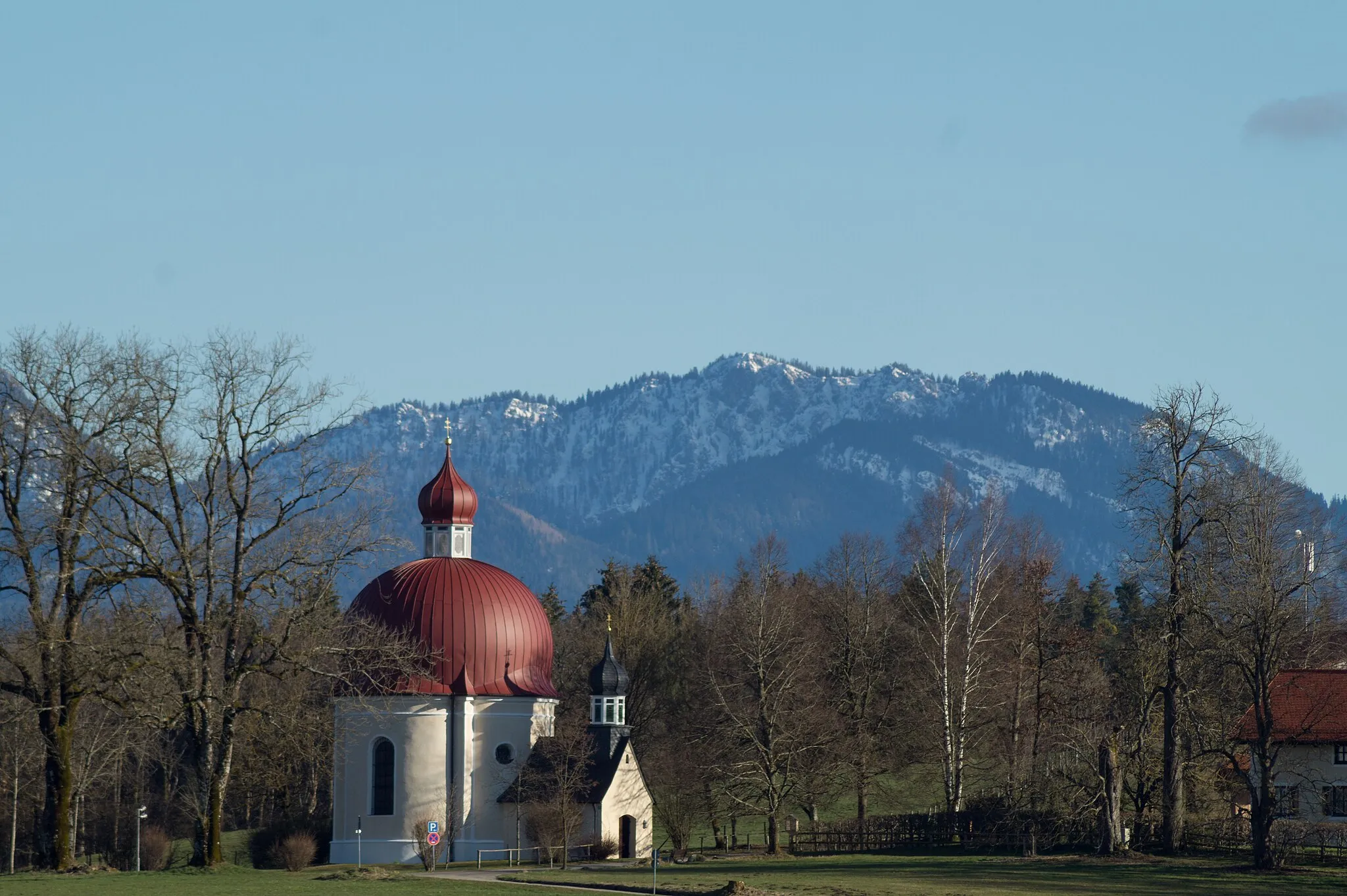 Photo showing: Blick von Norden über die Heuwinklkapelle bei Iffeldorf zur Glaswand.