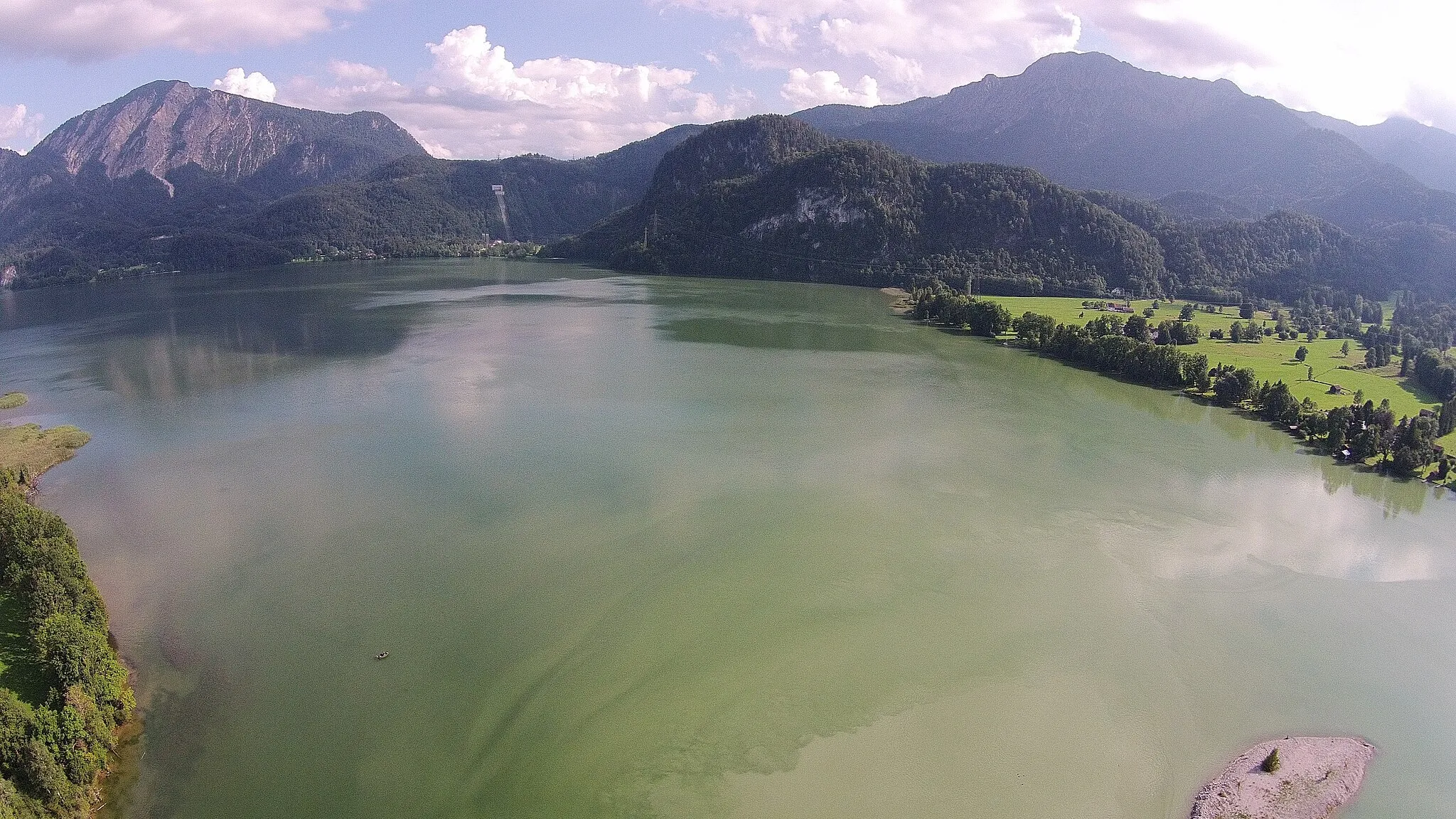 Photo showing: Loisachmündung am Kochelsee. Feine Sedimente werden weit in den See eingetragen.