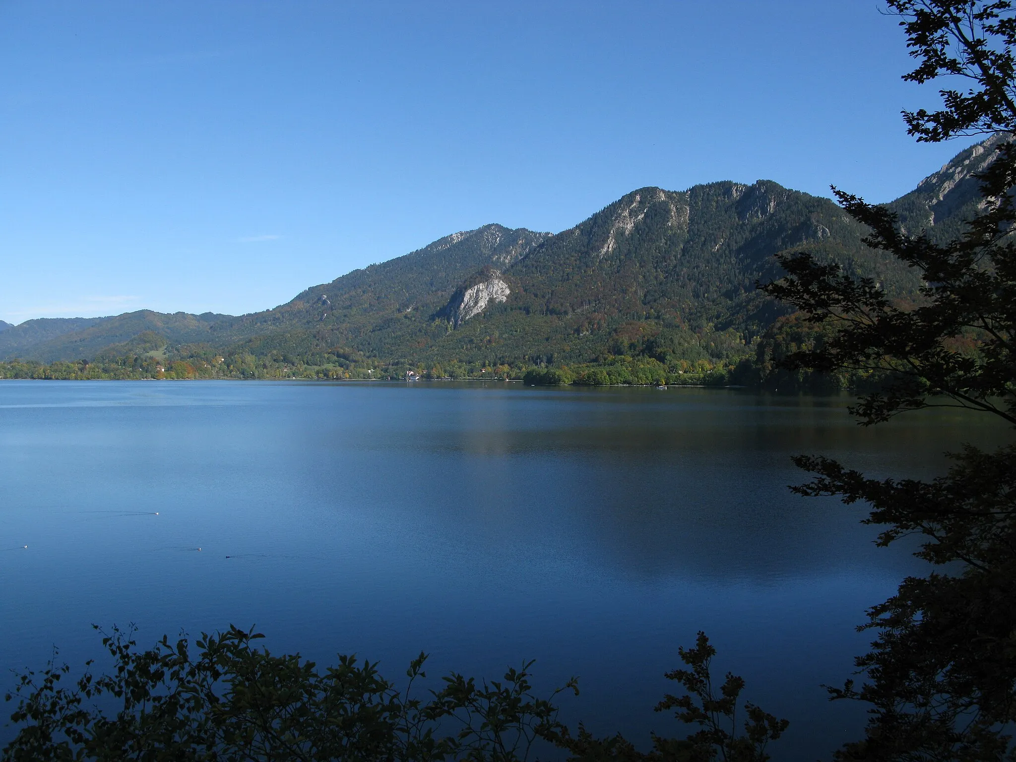 Photo showing: The Lake Kochel (Kochelsee) and Kochel am See on the opposite shore in Upper Bavaria, Germany.