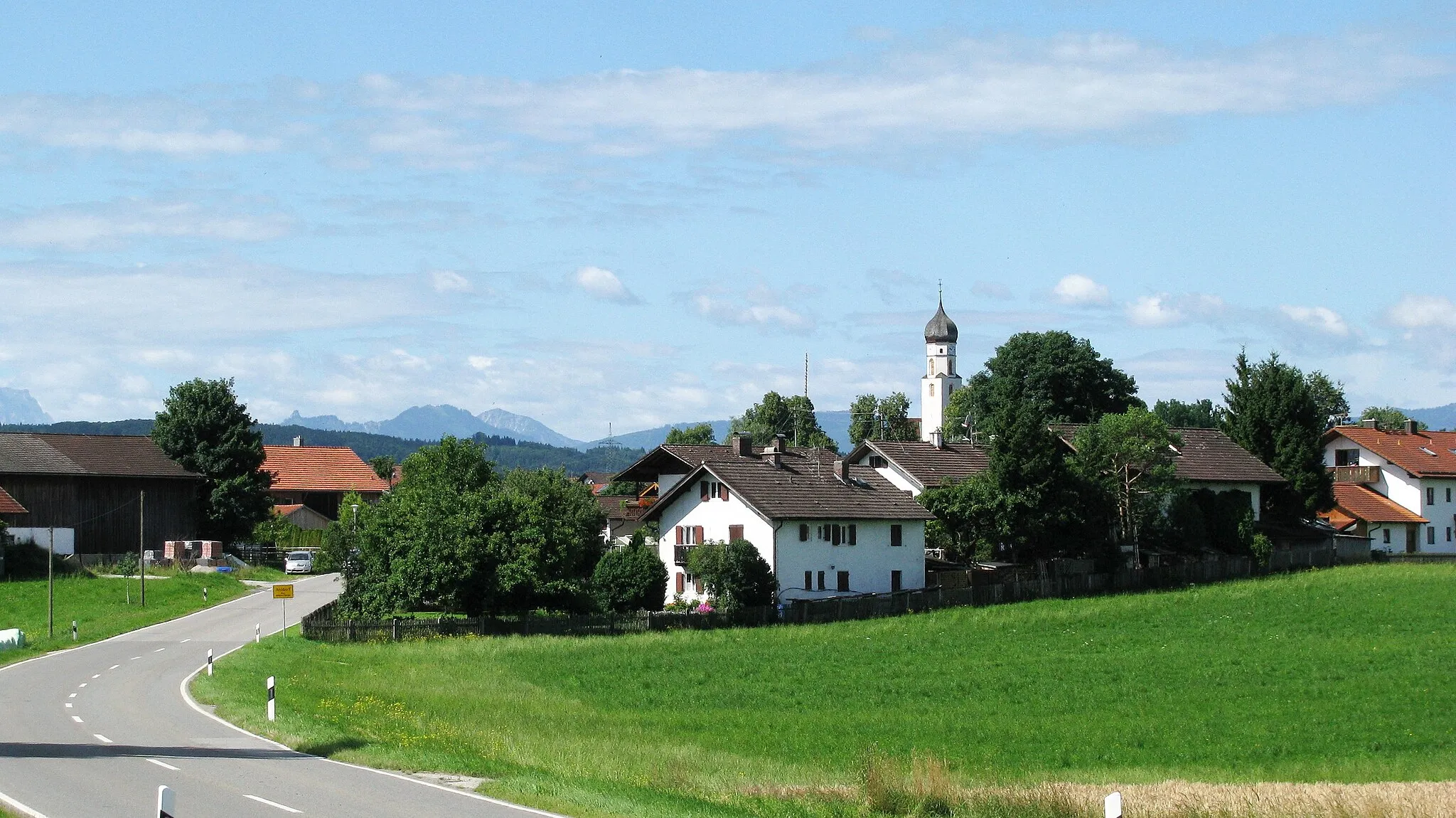 Photo showing: Nordöstliche Ortseinfahrt von Antdorf im Landkreis Weilheim-Schongau (St 2038).