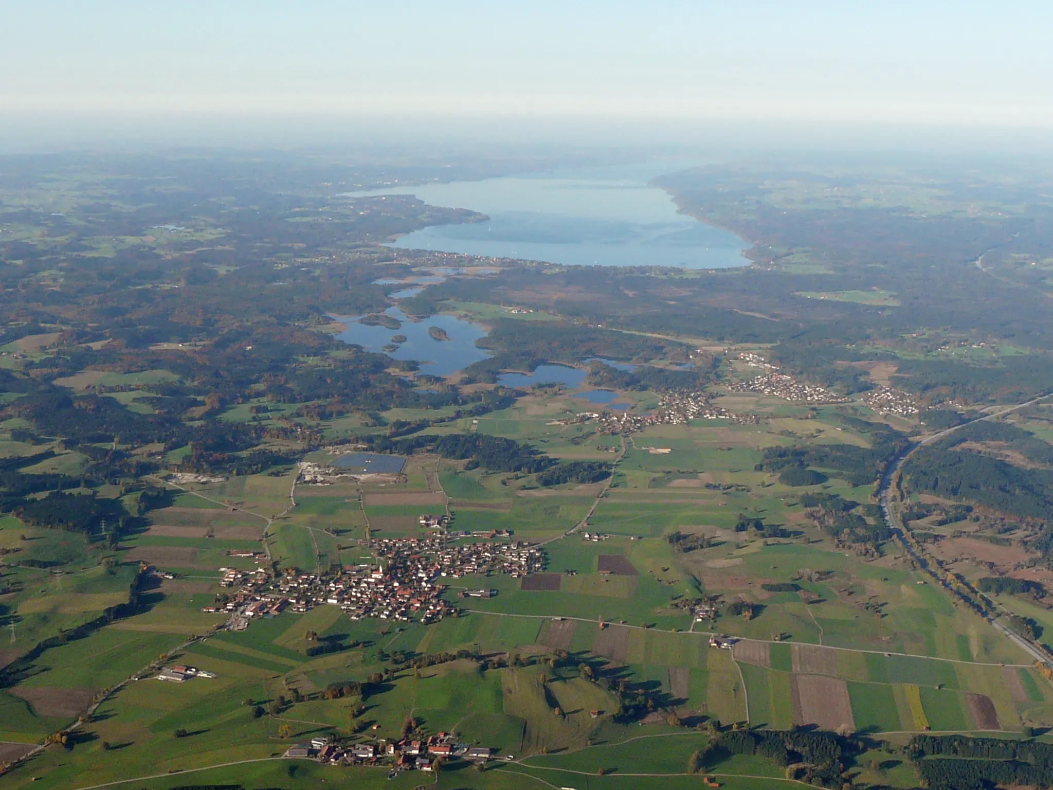 Photo showing: Antdorf vor den Osterseen und dem Starnberger See