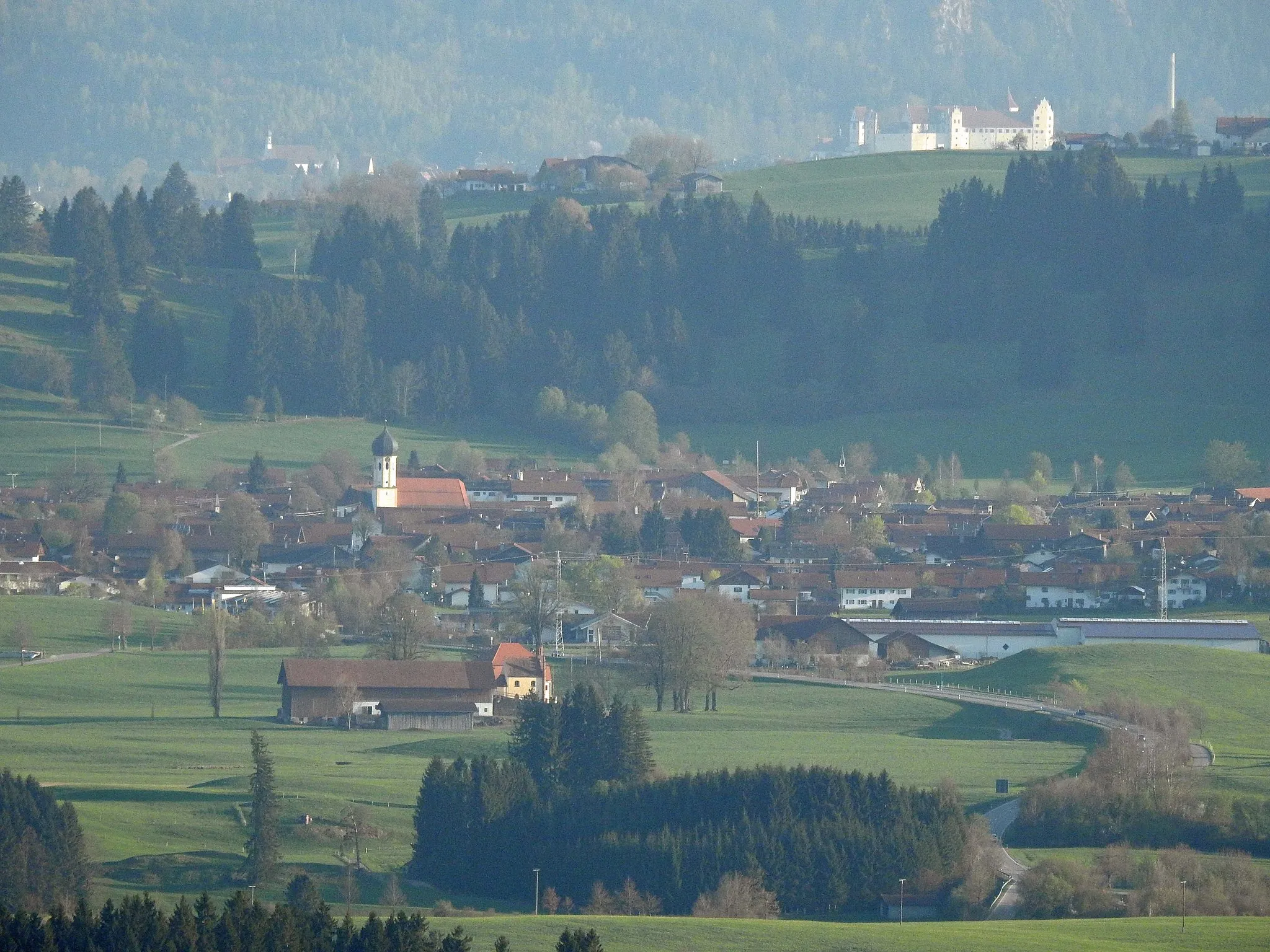 Photo showing: Roßhaupten vom Auerberg aus, im Hintergrund Füssen