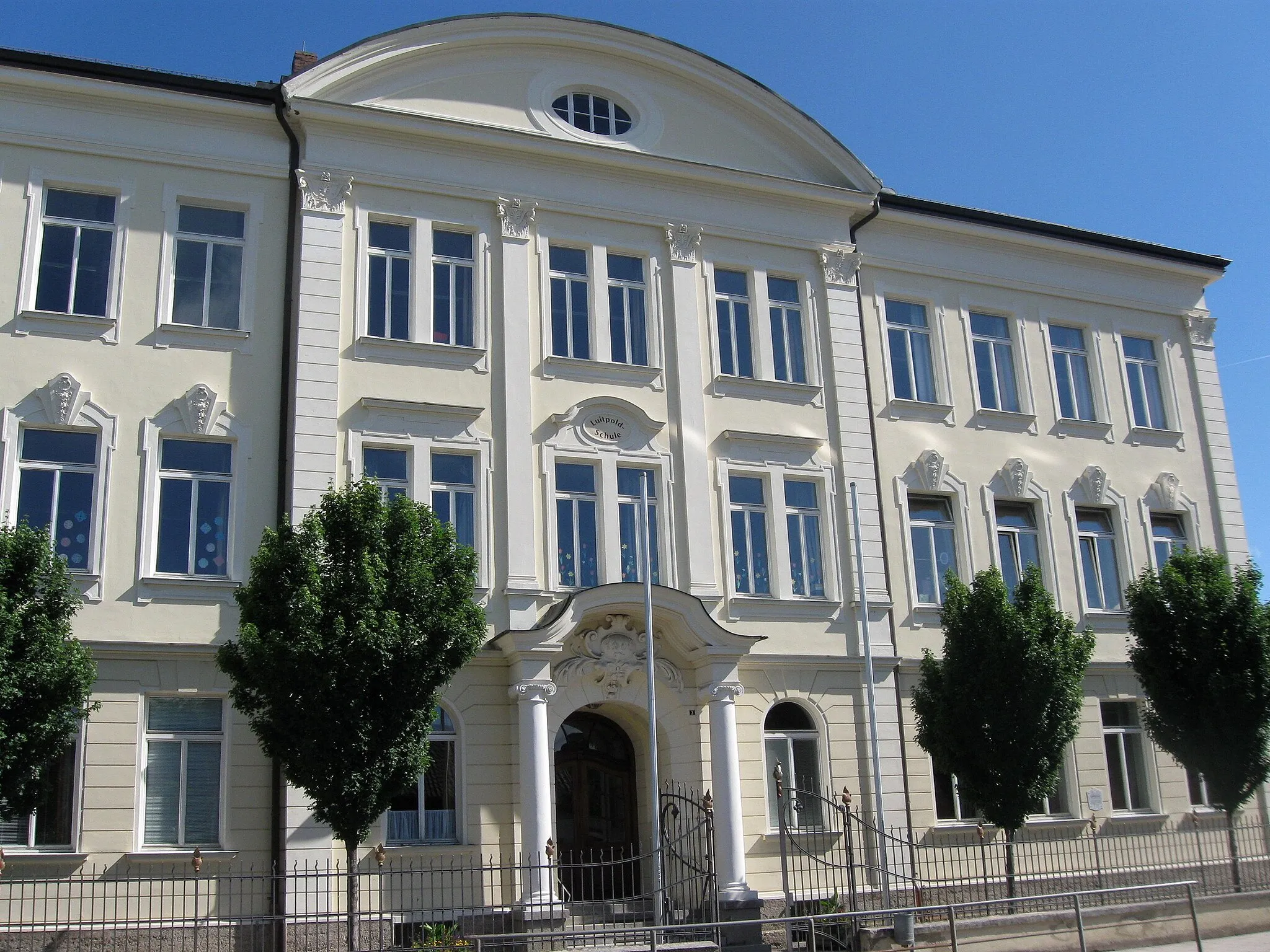 Photo showing: Harthauser Straße 3; Schule, dreigeschossige Anlage, Mittelrisalit, mit Bogenfeldbekrönung, neubarock, 1900.