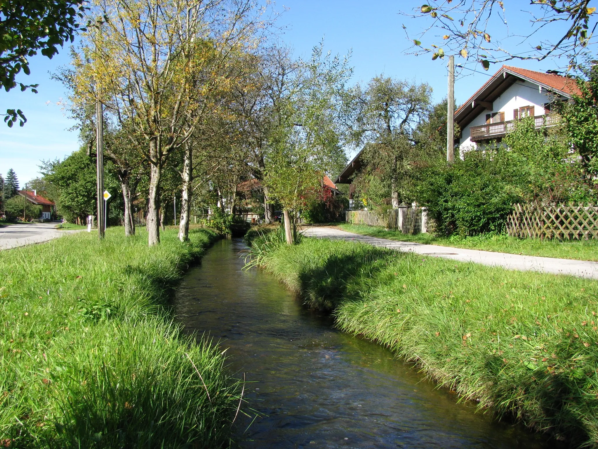 Photo showing: Dorfbach in Ascholding (Mooshamerweiherbach)