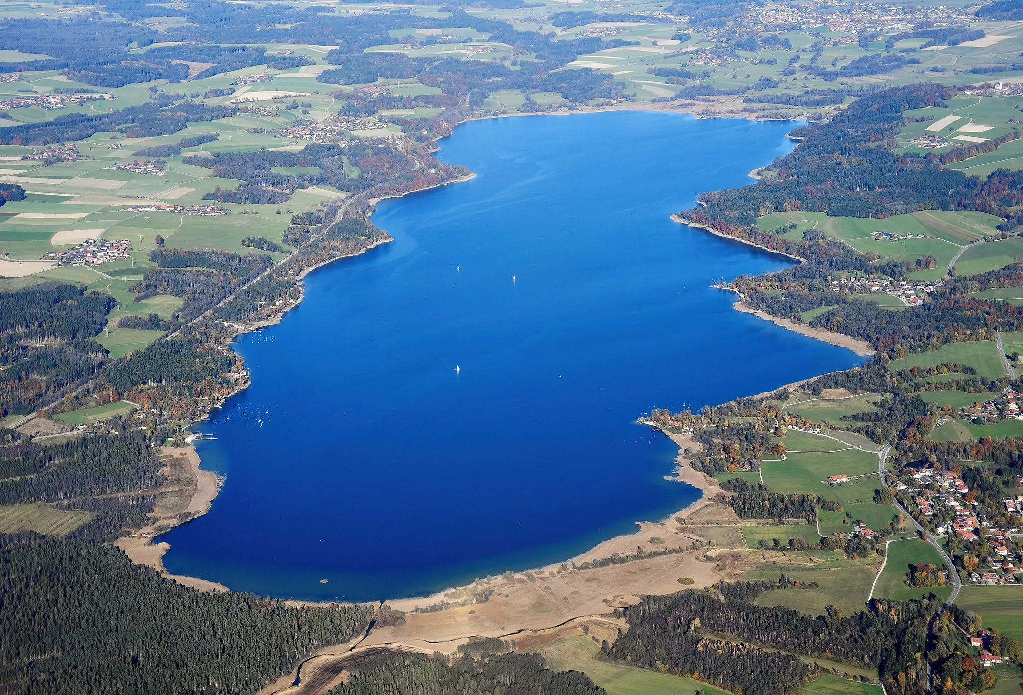 Photo showing: Aerial image of Lake Simssee (view from the southwest)