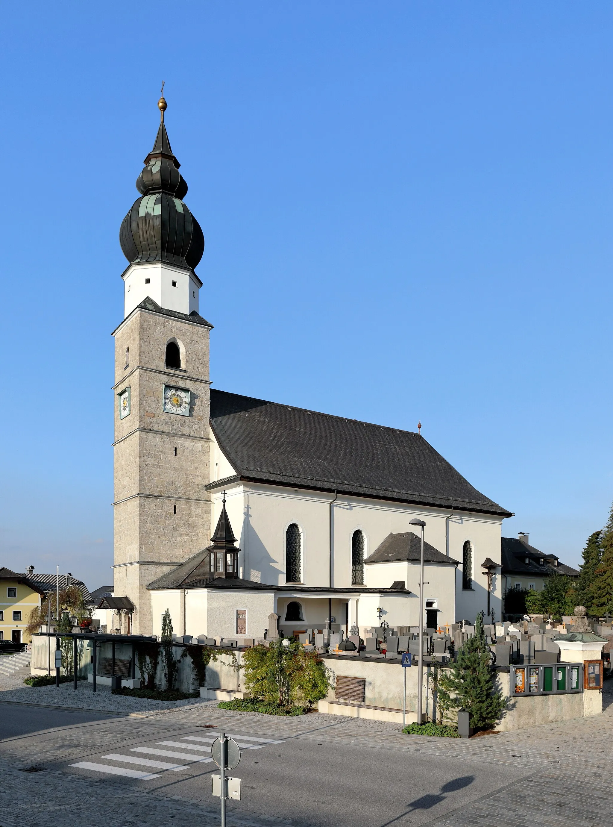 Photo showing: Südwestansicht der röm.-kath. Pfarrkirche hl. Martin in der Salzburger Gemeinde Eugendorf. Die Kirche wurde 1736/1737 nach den Plänen des Hofmaurermeisters Tobias Kendler anstelle einer Vorgängerkirche gebaut, 1763 geweiht und 1857 zur Pfarrkirche erhoben.