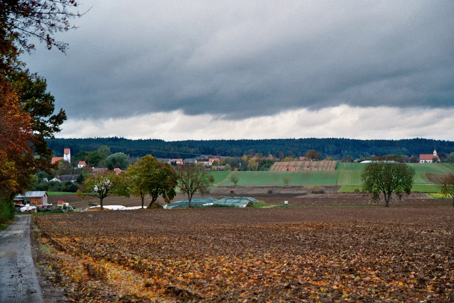 Photo showing: View of Schönesberg, part of Ehekirchen, District Neuburg-Schrobenhausen, Bavaria, Germany.