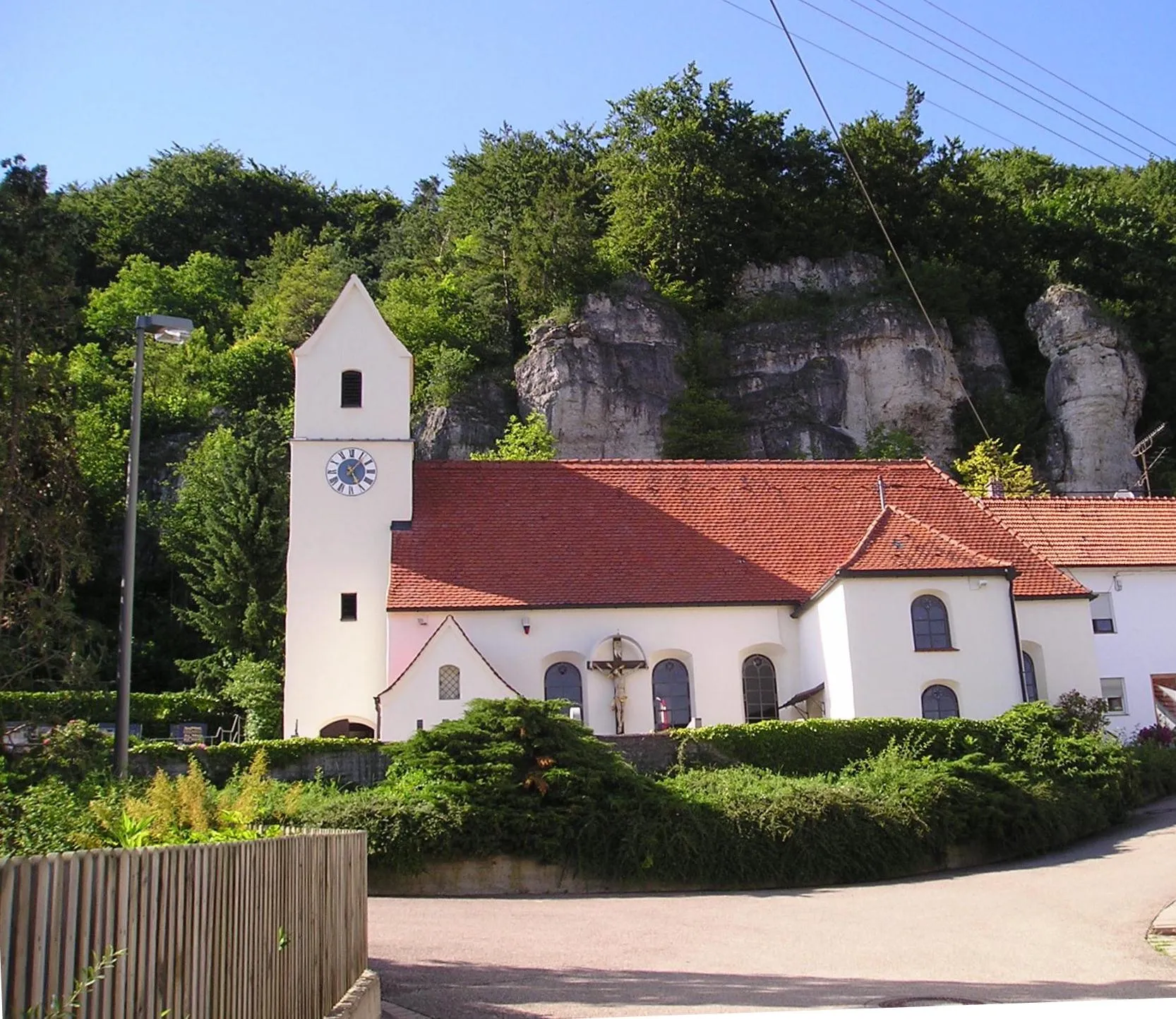 Photo showing: Hütting im Wellheimer Trockental, Kirche unter Felsen