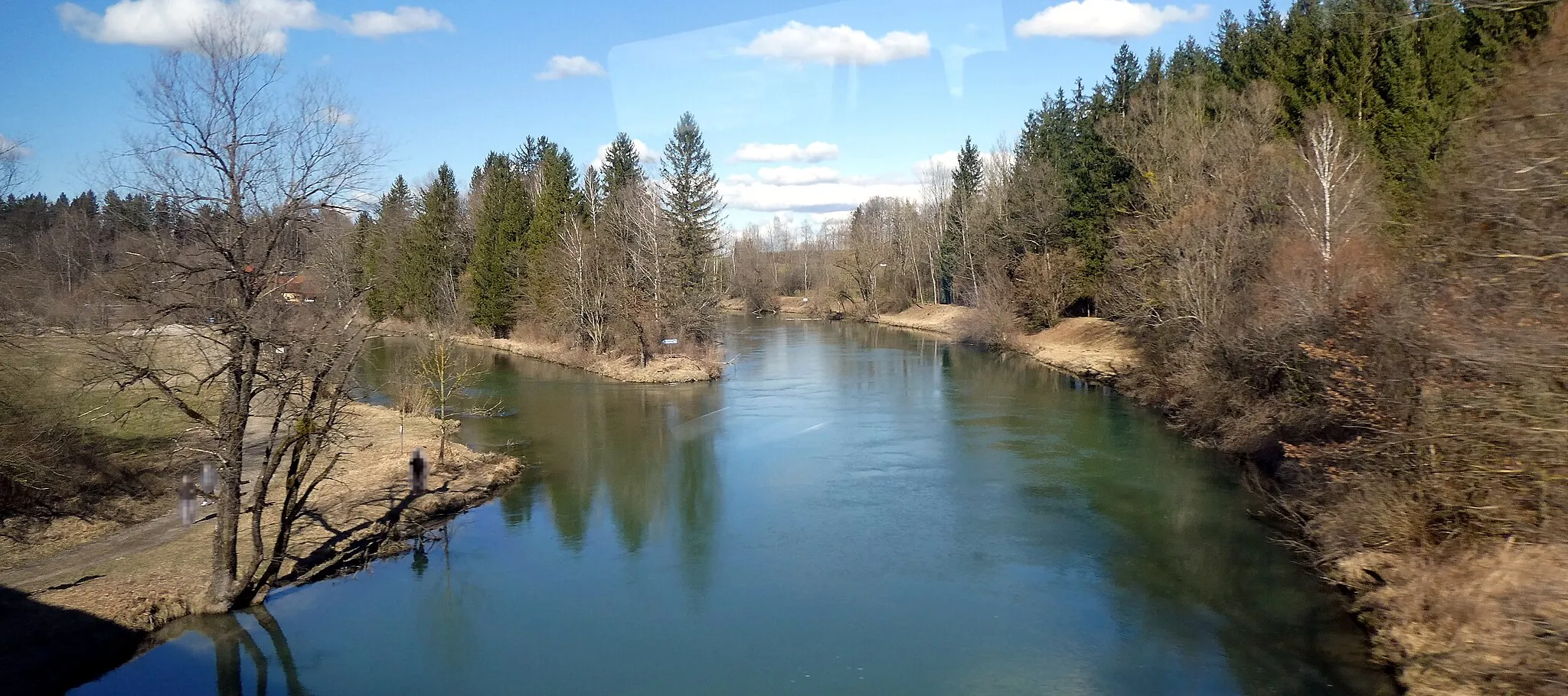 Photo showing: Loisach, Ausleitung (nach links) des Kanals zum Wasserkraftwerk Schönmühl. Blick von Südsüdwesten.