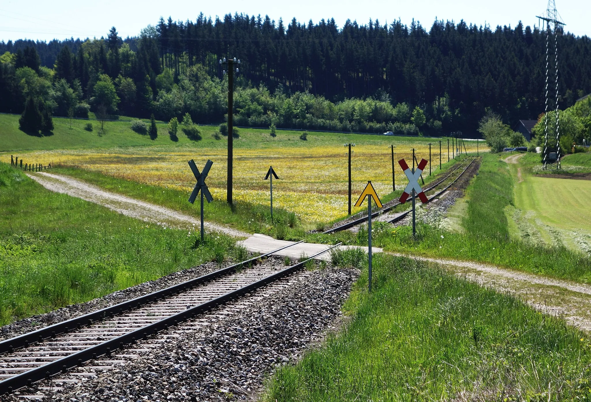 Photo showing: Fuchstalbahn, Kreuzung mit Feldweg nördlich des Schongauer Krankenhauses, nahe km 26,9
