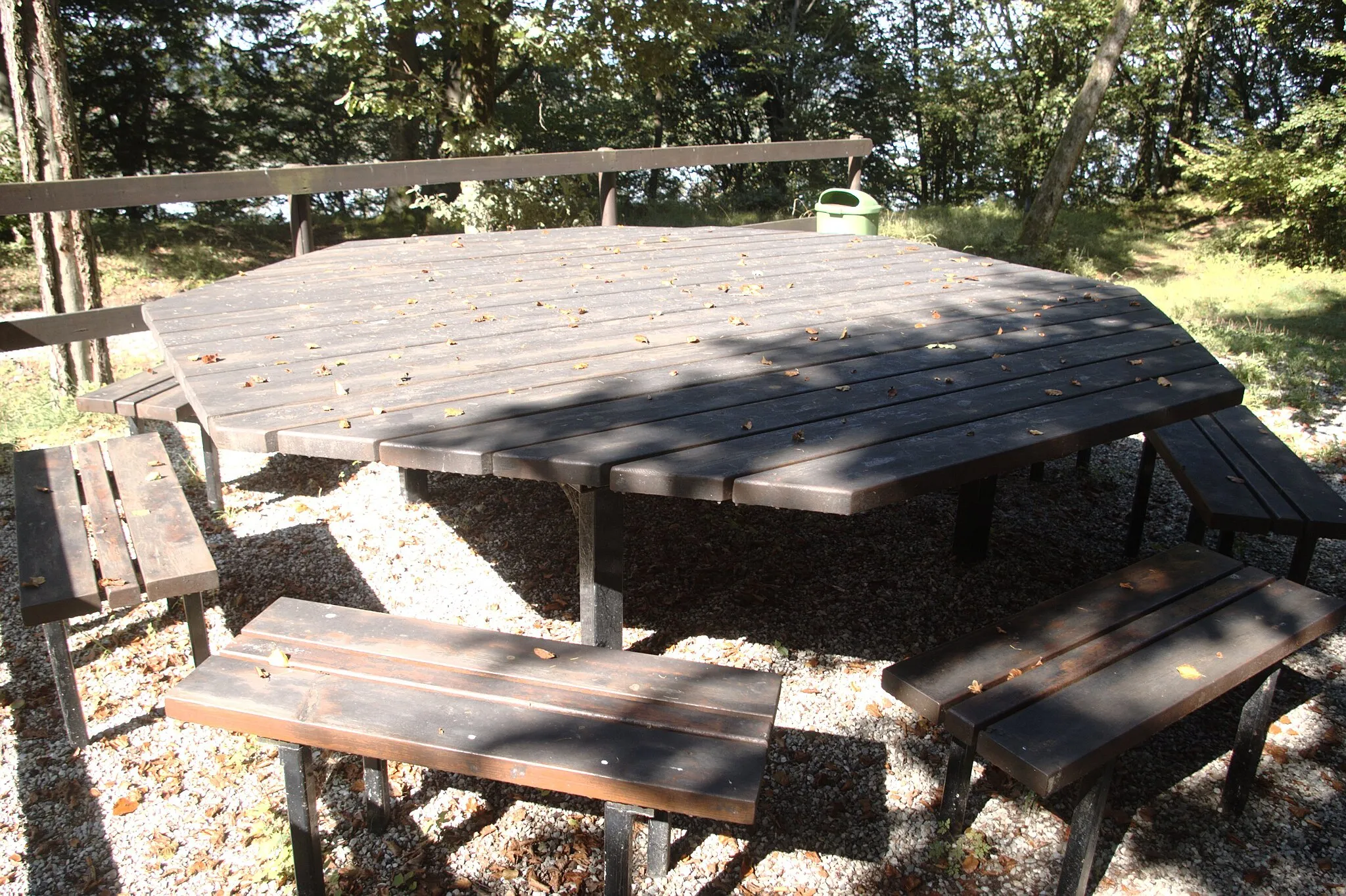 Photo showing: Besucherrastplatz der Ausgrabungsstätte Ratzlburg nahe Oberrothenbuch, aber in der Gemeinde Überackern, Bezirk Braunau am Inn, Österreich