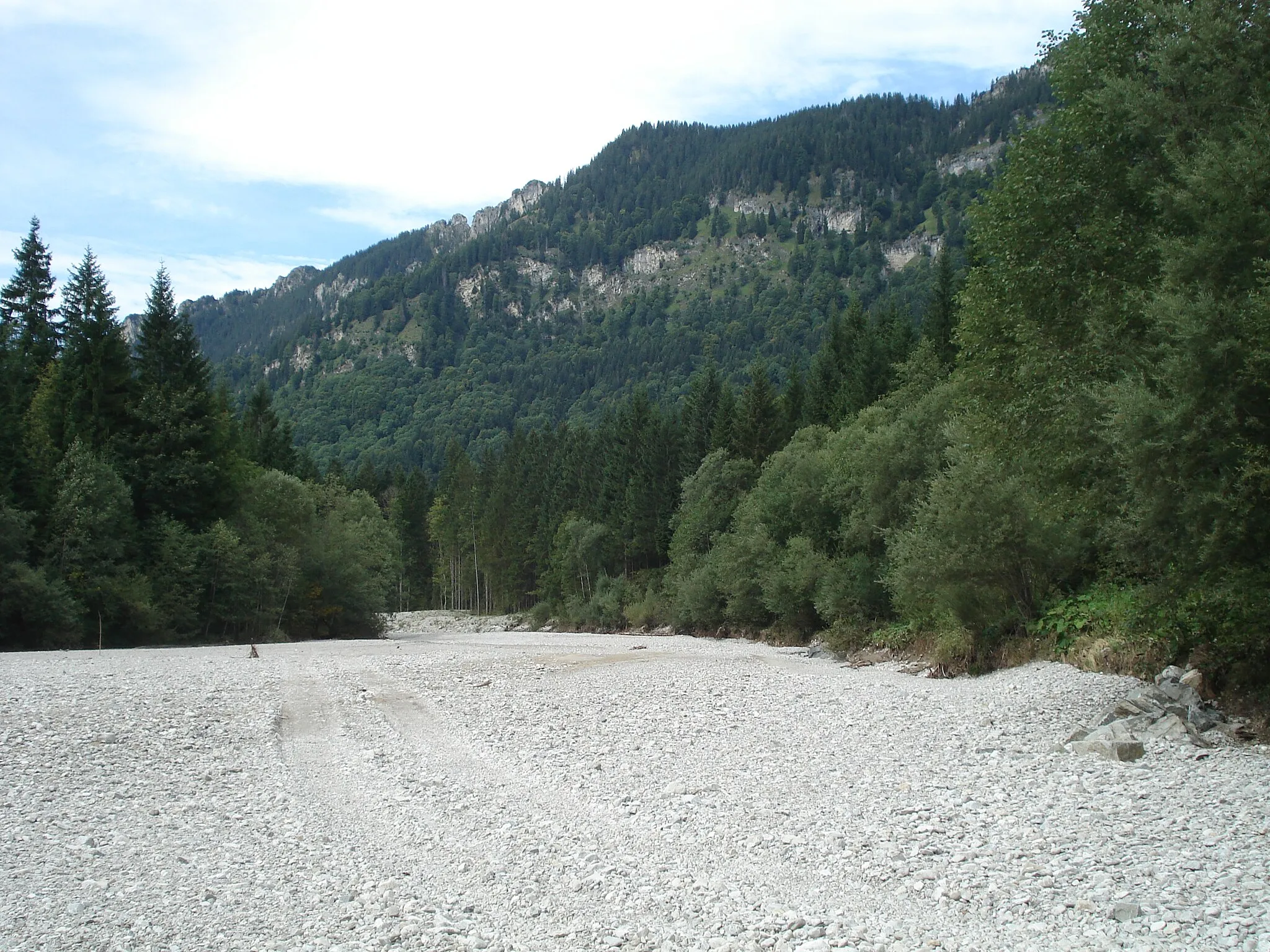 Photo showing: Das trockene Flussbett der Linder östlich von Graswang, vor Wiederaustritt der Ammer