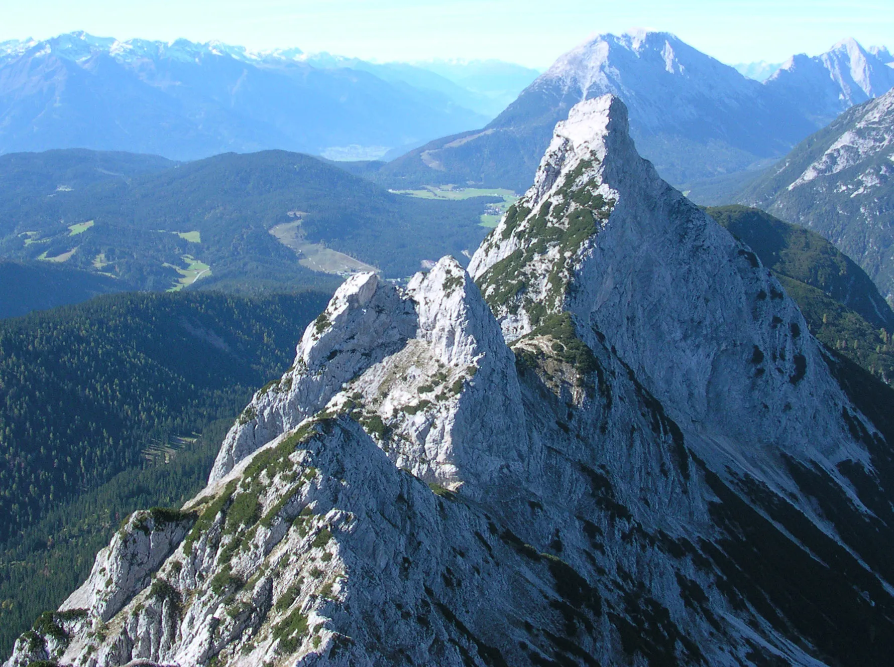 Photo showing: Arnplattenspitze 2171m seen from Arnspitze (from East). In background: Mountain Hohe Munde and chain of Mieminger Kette.