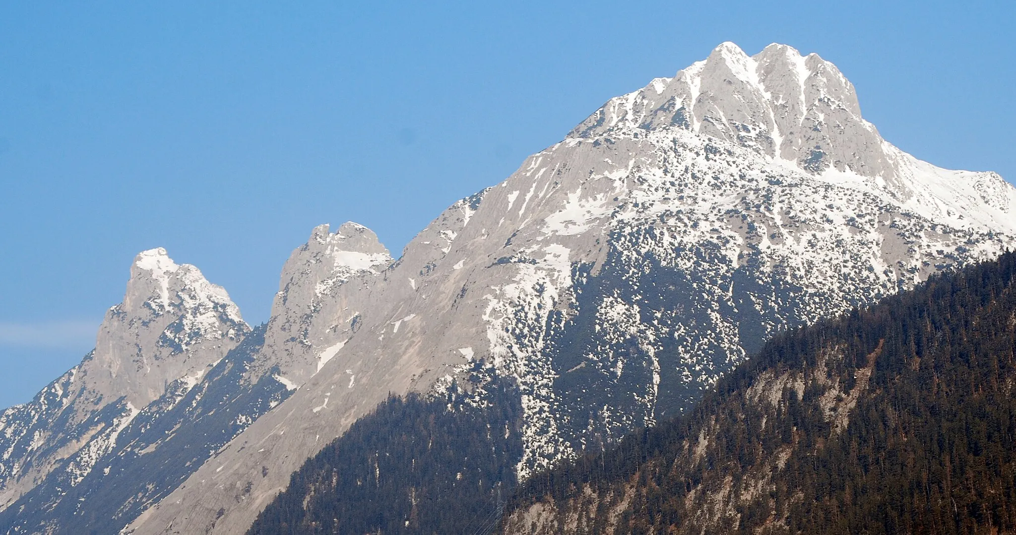 Photo showing: Arnspitzgruppe from East: Arnplattenspitze, Mittlere Arnspitze, Große Arnspitze