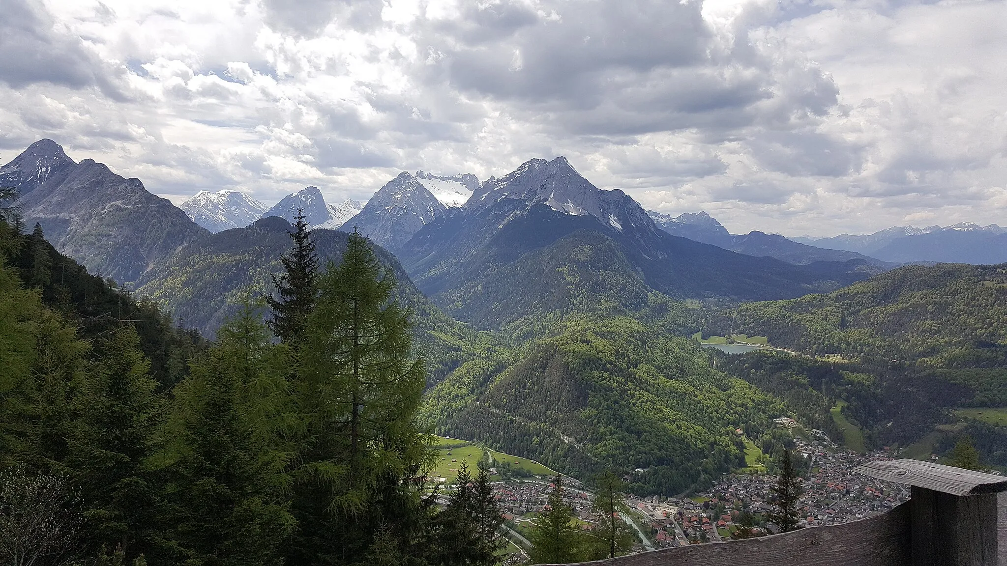 Photo showing: Mittenwald and a view to Wetterstein mountains, Northern part of Leutasch valley. View annotations in the photo with mouse pointer for more.